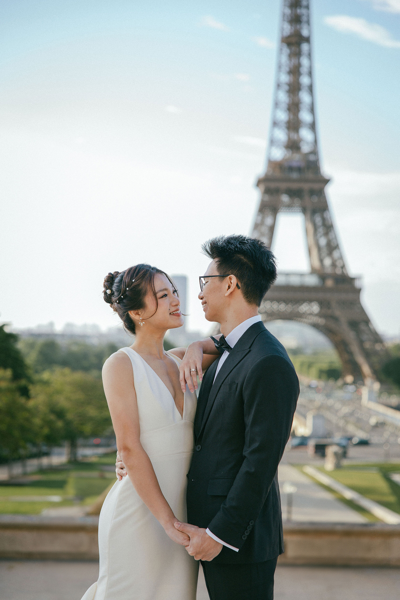 Paris Pre-Wedding Photoshoot | Place du Trocadéro, Luxembourg Gardens, Parisian Café, Louvre & Bir-Hakeim Bridge at Place du Trocadéro pre-wedding photo