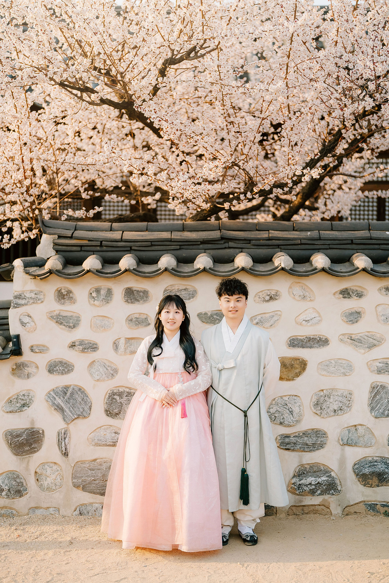 Seoul Pre-Wedding Photoshoot | Yongma Land, Seoul Forest & Namsangol Hanok Village at Namsangol Hanok Village pre-wedding photo