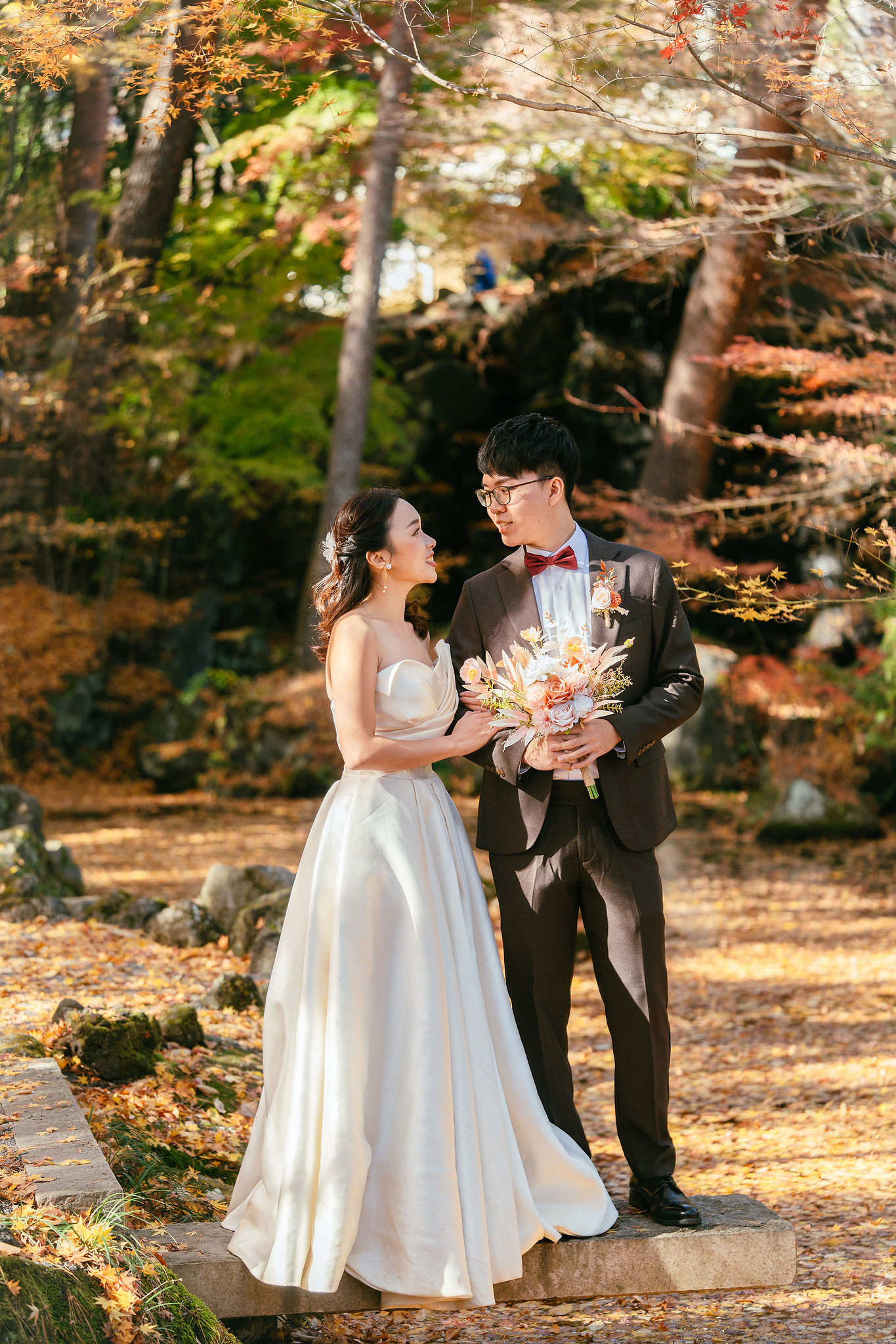 Tokyo & Mt Fuji Pre-Wedding Photoshoot | Asakusa Temple, Maple Corridor, Susuki Fields & Lake Kawaguchiko at Maple Corridor pre-wedding photo