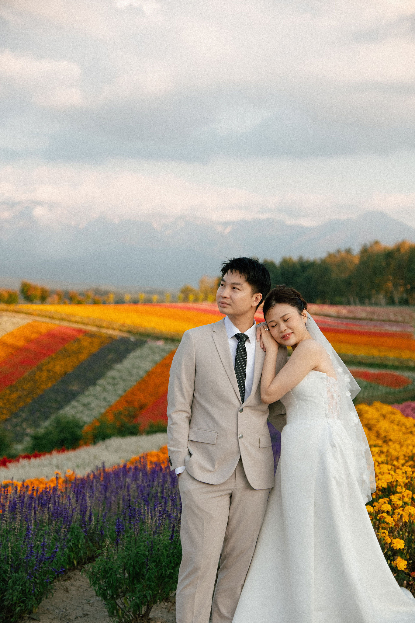 Furano, Hokkaido Pre-Wedding Photoshoot | Farm Chiyoda, Shikisai-no-oka & Ningle Terrace at Shikisai-no-oka pre-wedding photo
