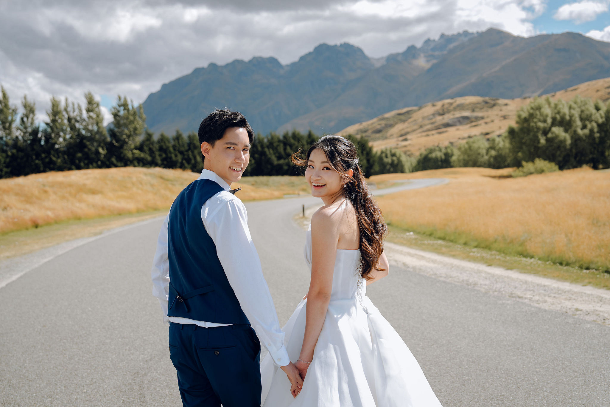 New Zealand Pre-Wedding Photoshoot | Coromandel Peak, Queenstown Highway & Alpaca Farm at Queenstown Highway pre-wedding photo