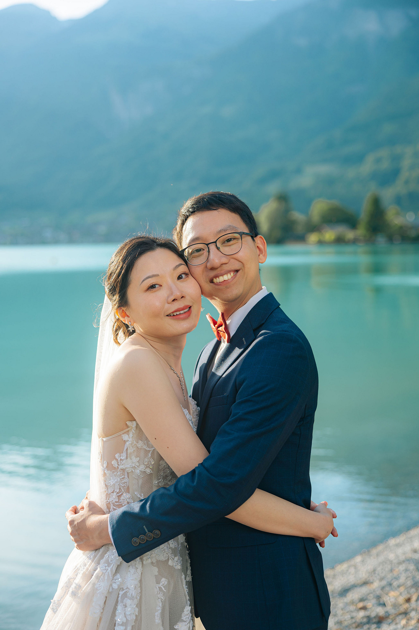Switzerland Pre-Wedding Photoshoot | Grindelwald First & Grindelwald Village & Lake Brienz at Lake Brienz pre-wedding photo