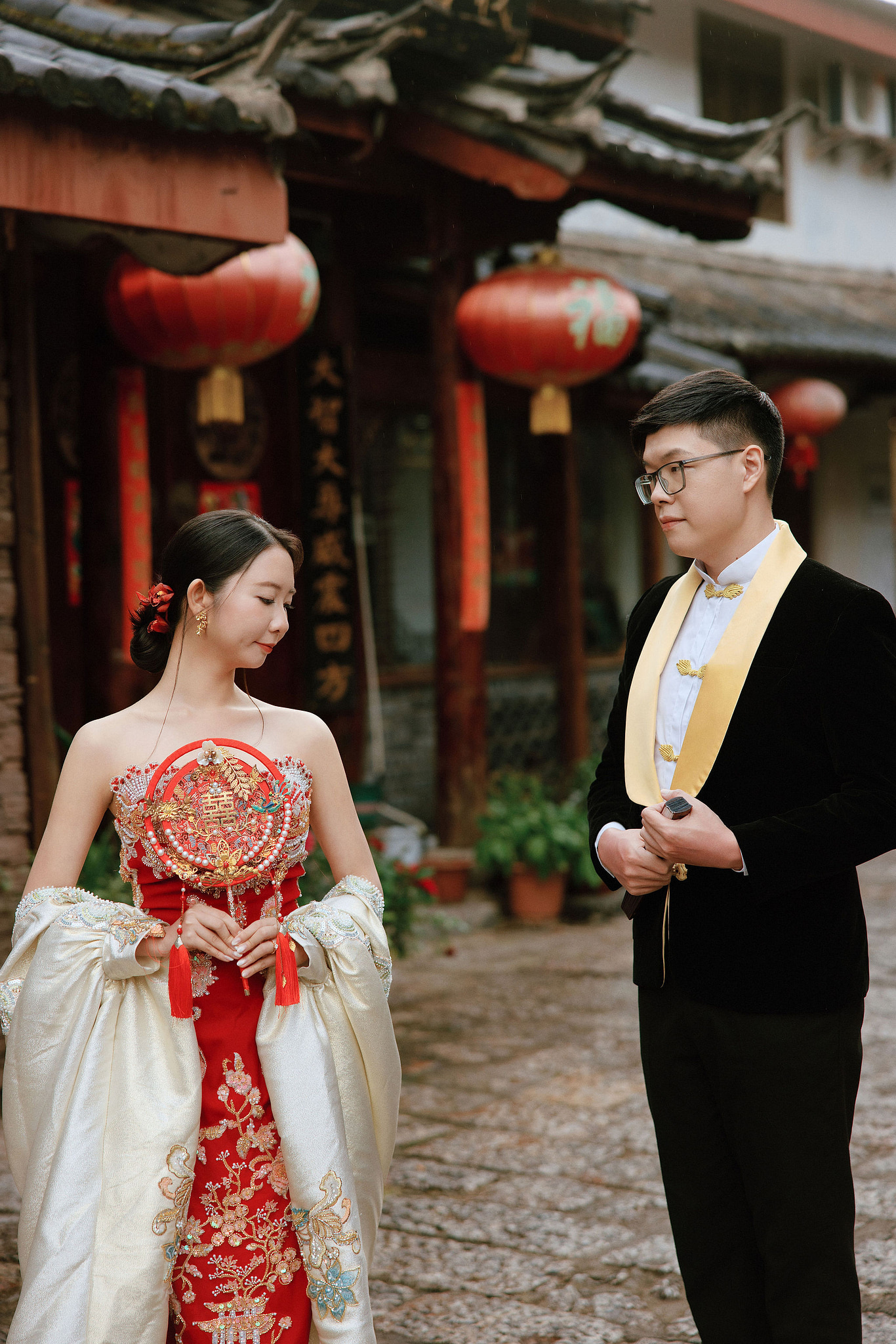 Lijiang, Yunnan Pre-Wedding Photoshoot | Spruce Meadow, Blue Moon Valley, Yulong Snow Mountain & Shuhe Ancient Town at Shuhe Ancient Town pre-wedding photo