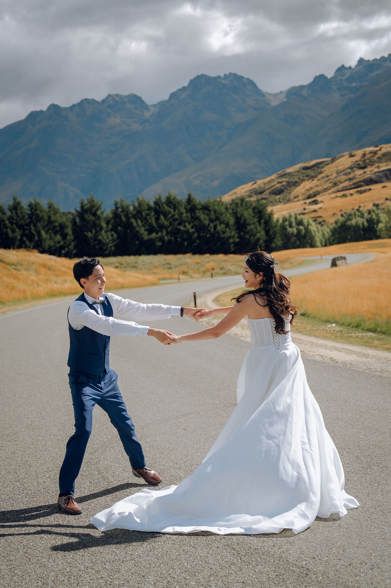 New Zealand Pre-Wedding Photoshoot | Coromandel Peak, Queenstown Highway & Alpaca Farm at Queenstown Highway pre-wedding photo