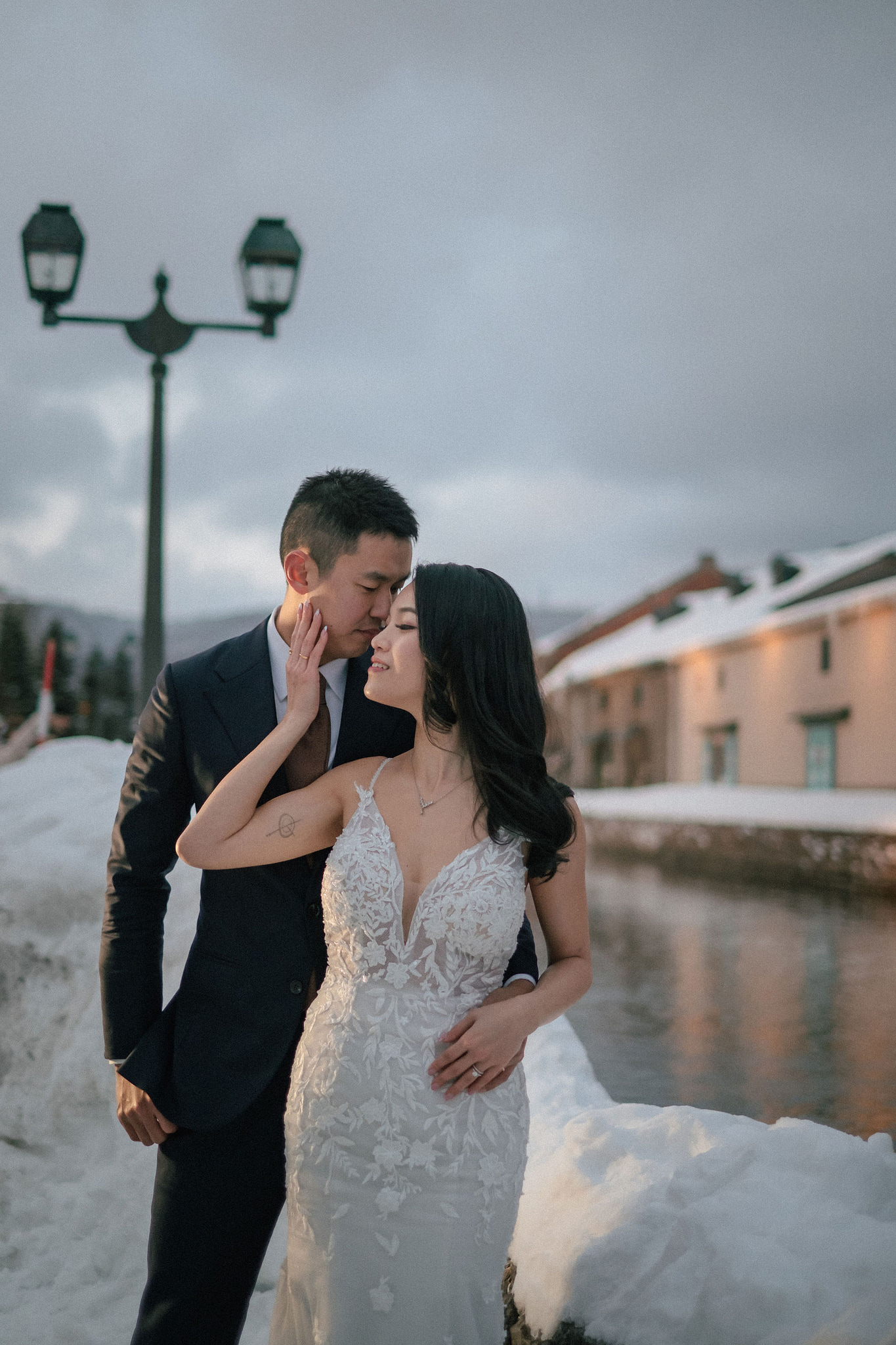 Hokkaido Pre-Wedding Photoshoot with Iyahiko Shrine, Nakajima Park, Moerenuma Park & Otaru Canal at Otaru Port pre-wedding photo