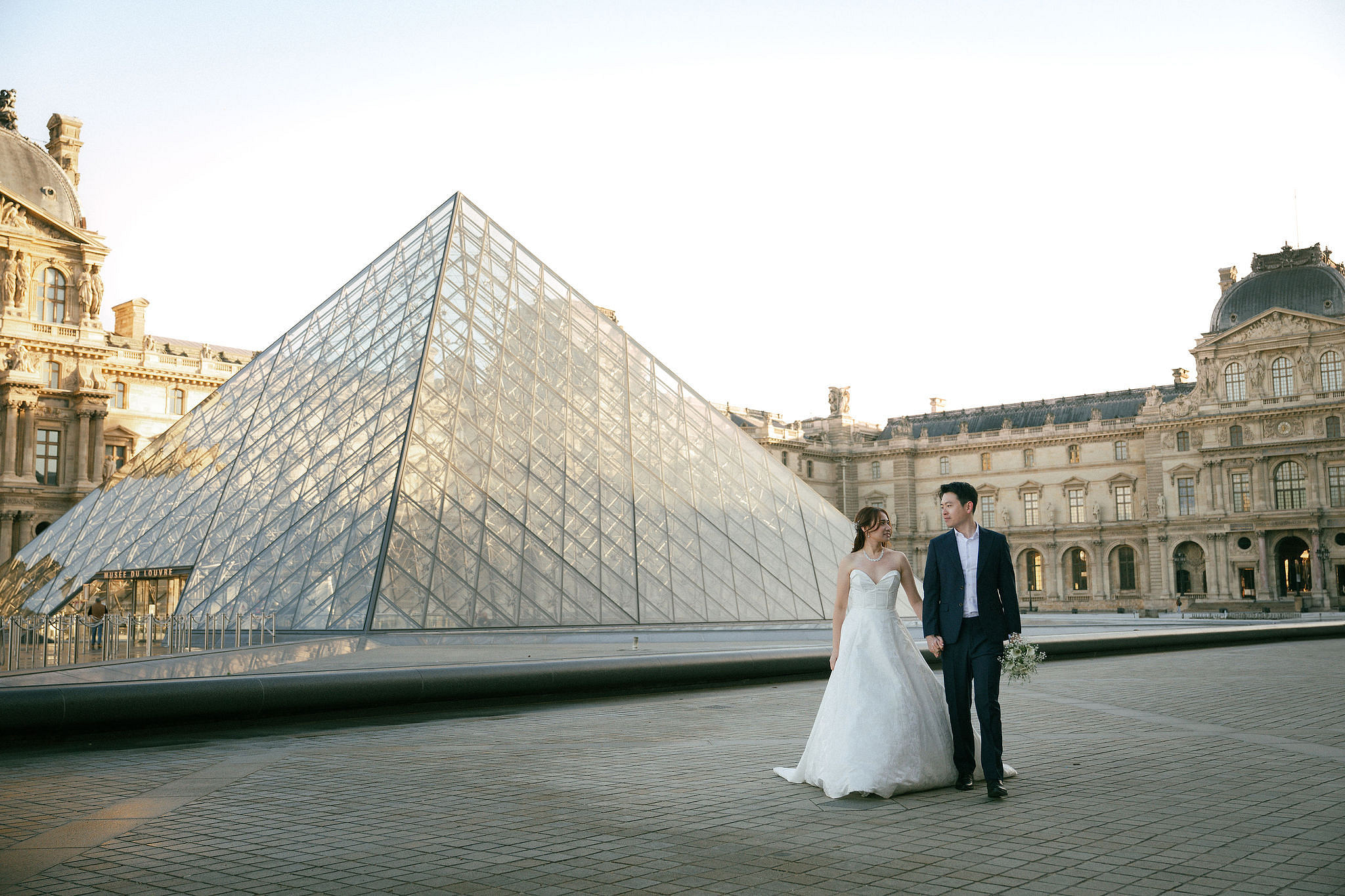 Paris Sunrise Pre-Wedding Photoshoot | Place du Trocadéro, Louvre, Parisian Café & Bir-Hakeim Bridge 巴黎日出婚紗攝影｜特羅卡德羅廣場、羅浮宮、巴黎咖啡館與比爾阿克姆橋 at Louvre pre-wedding photo