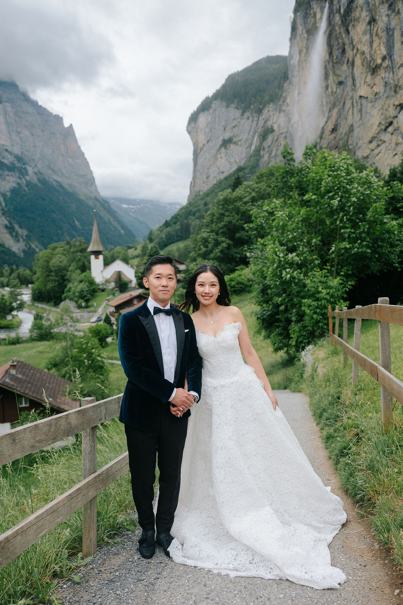 Switzerland Pre-Wedding Photoshoot | Grindelwald Village & Lauterbrunnen & Lake Lungern at Lauterbrunnen pre-wedding photo