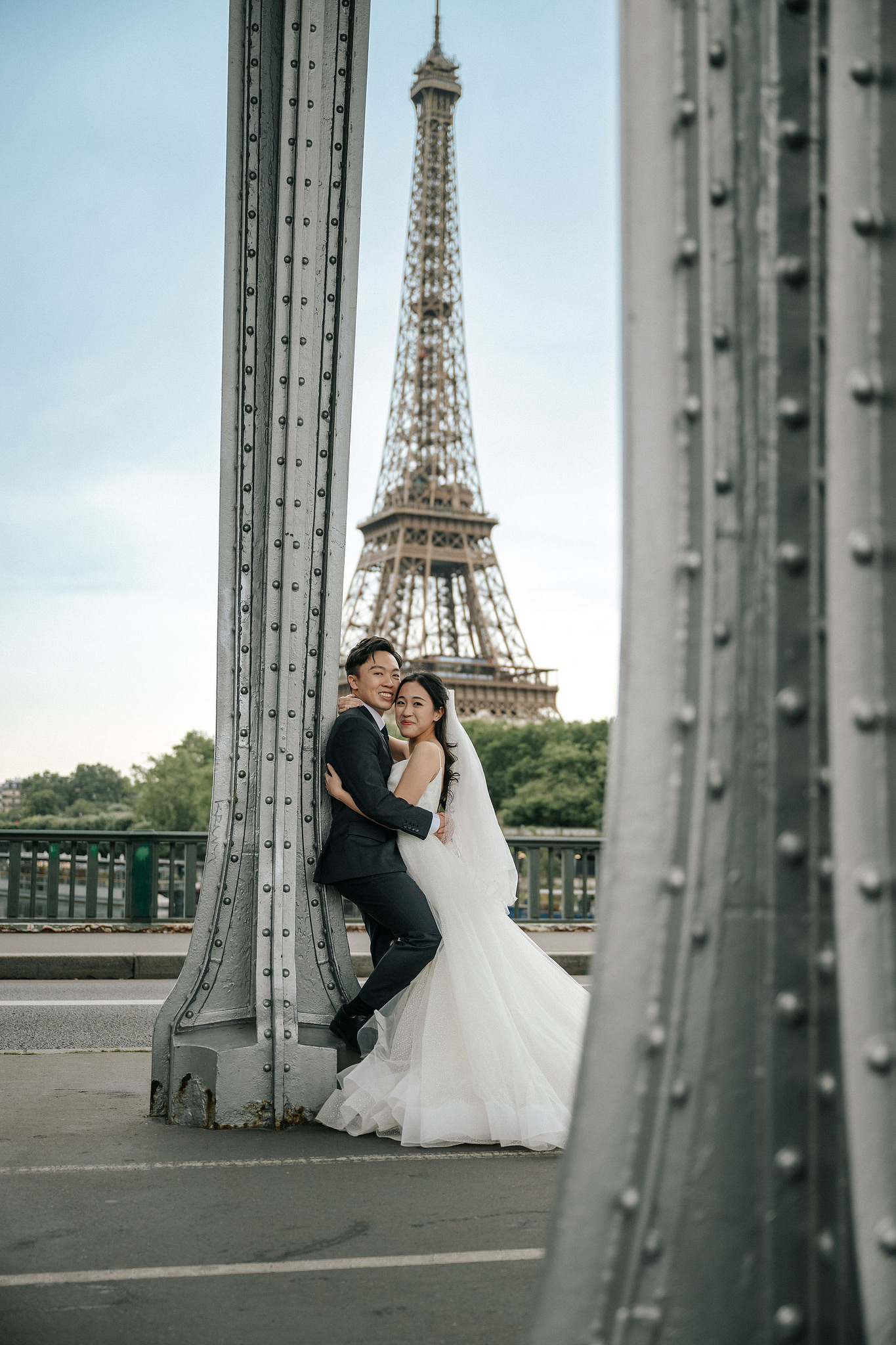 Paris Pre-Wedding Photoshoot | Place du Trocadéro, Bir-Hakeim Bridge, Louvre Pyramid, Tuileries Garden & Montmartre at Bir-Hakeim Bridge pre-wedding photo