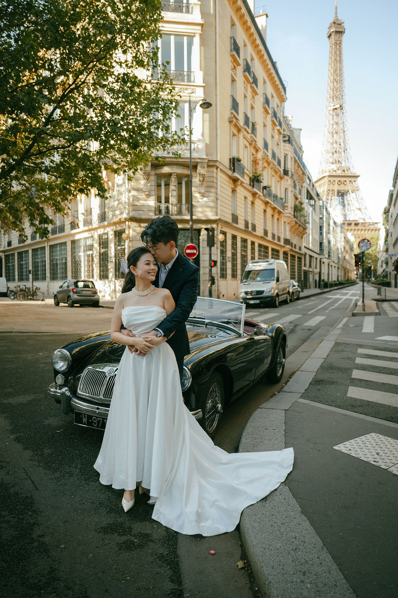 Paris Pre-Wedding Photoshoot | Bir-Hakeim Bridge, Paris Streets & Château de Fontainebleau at Paris Streets pre-wedding photo