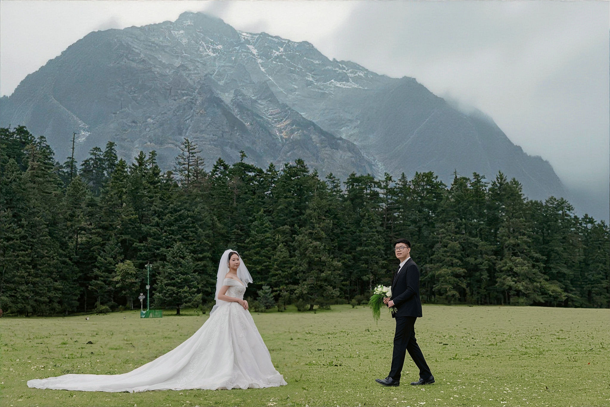 Lijiang, Yunnan Pre-Wedding Photoshoot | Spruce Meadow, Blue Moon Valley, Yulong Snow Mountain & Shuhe Ancient Town at Spruce Meadow pre-wedding photo