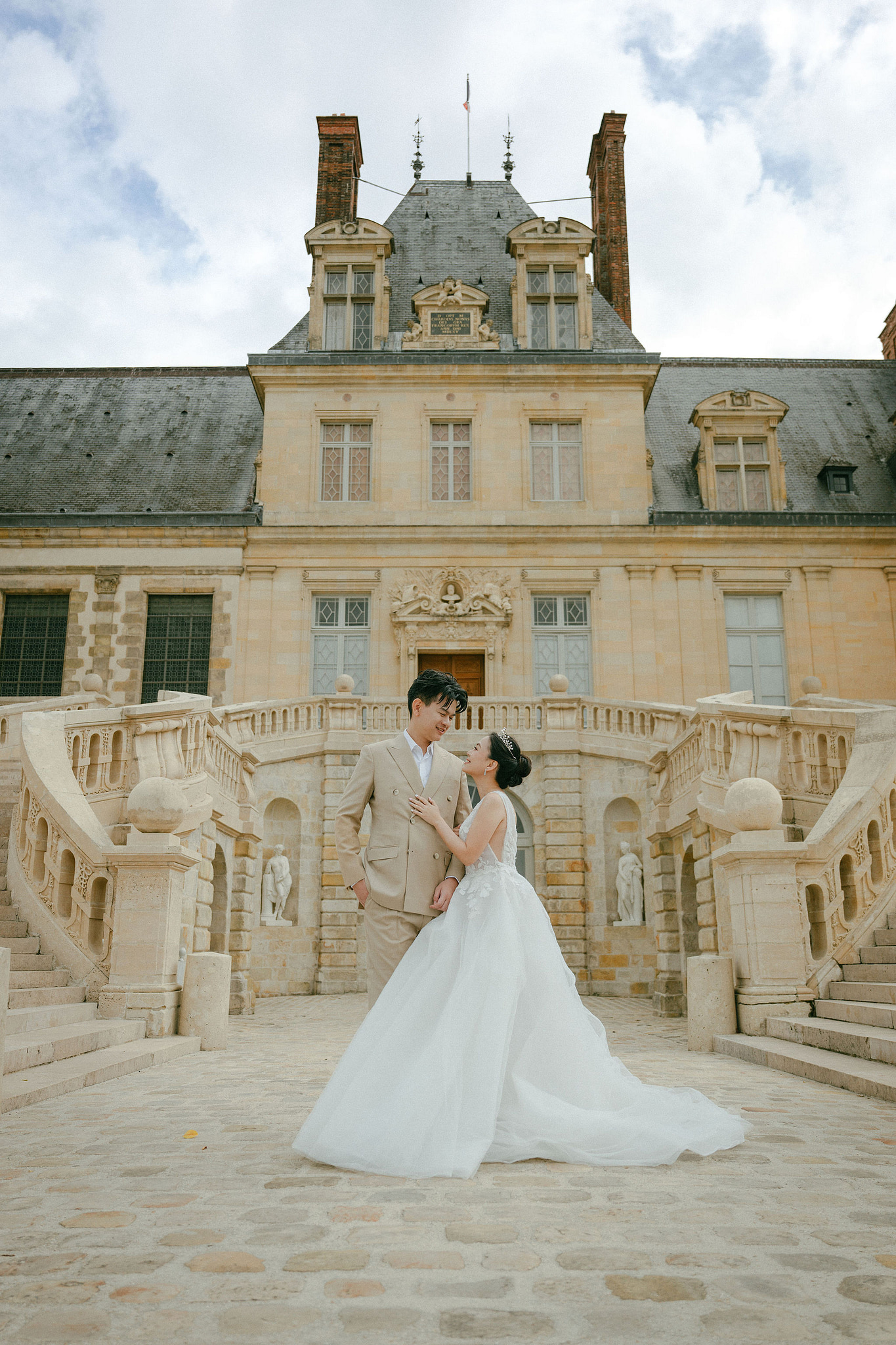 Paris Pre-Wedding Photoshoot | Bir-Hakeim Bridge, Paris Streets & Château de Fontainebleau at Château de Fontainebleau pre-wedding photo