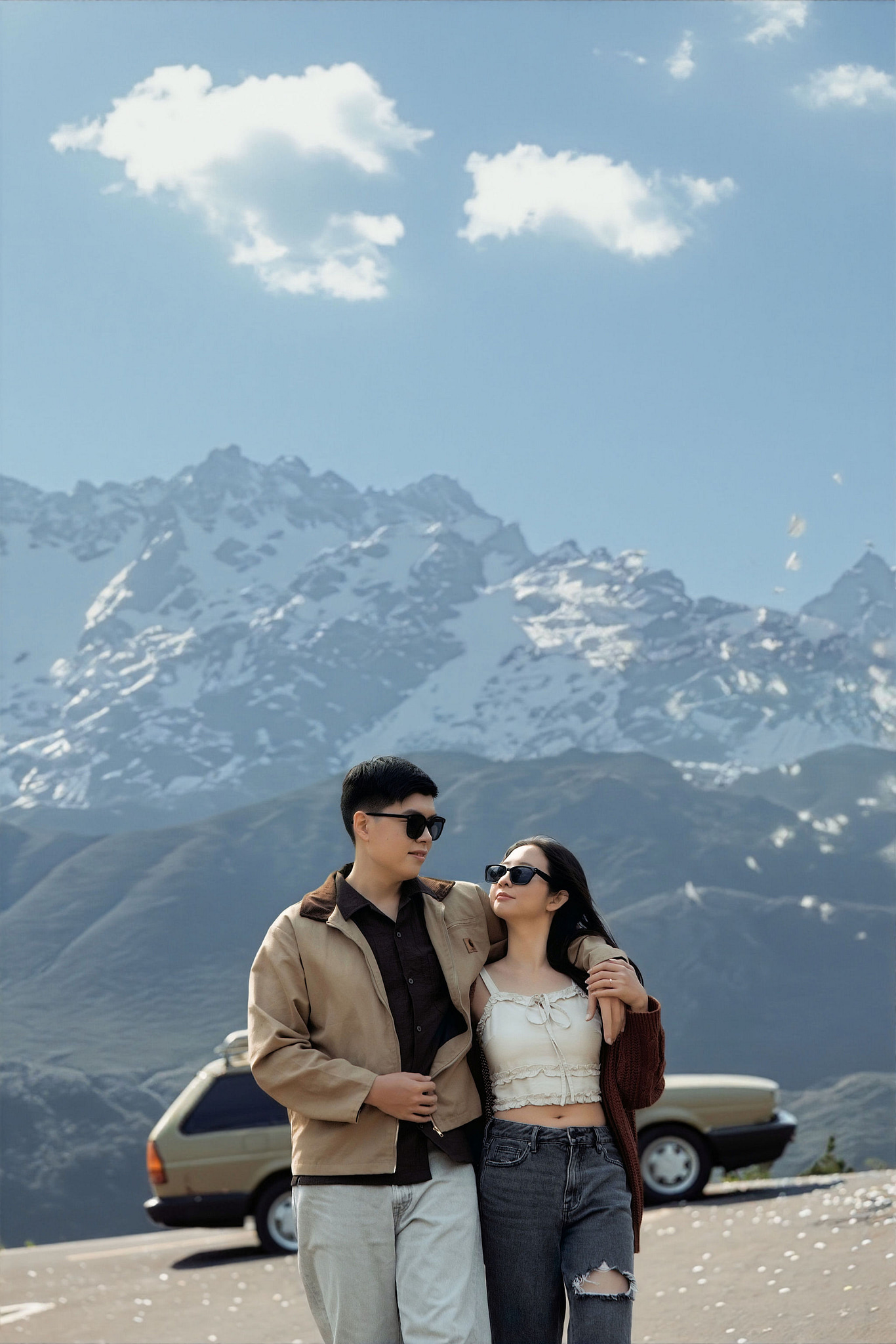 Lijiang, Yunnan Pre-Wedding Photoshoot | Spruce Meadow, Blue Moon Valley, Yulong Snow Mountain & Shuhe Ancient Town at Yulong Snow Mountain pre-wedding photo