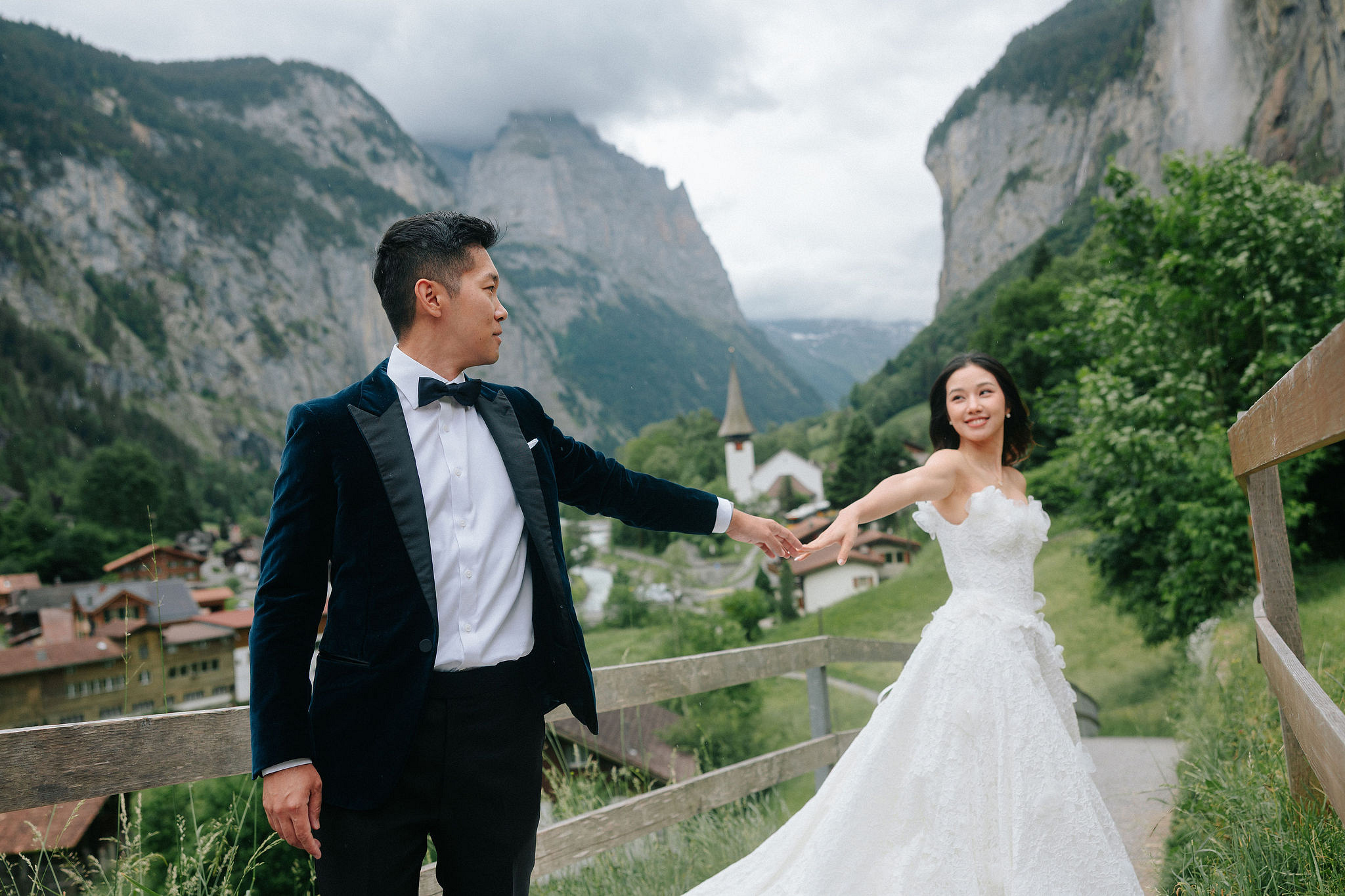 Switzerland Pre-Wedding Photoshoot | Grindelwald Village & Lauterbrunnen & Lake Lungern at Lauterbrunnen pre-wedding photo