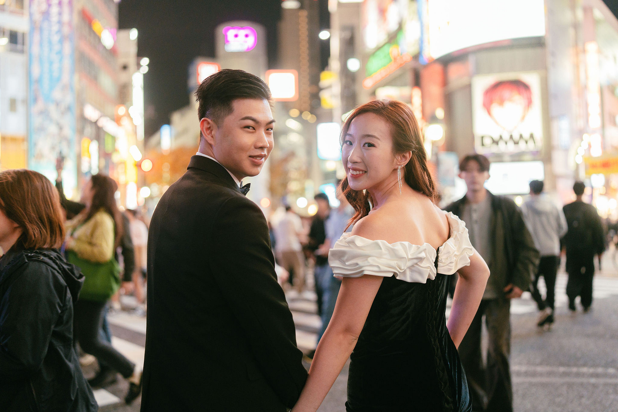 Tokyo & Mt Fuji Pre-Wedding Photoshoot | Maple Corridor, Lake Kawaguchiko & Shibuya Crossing at Shibuya Crossing pre-wedding photo