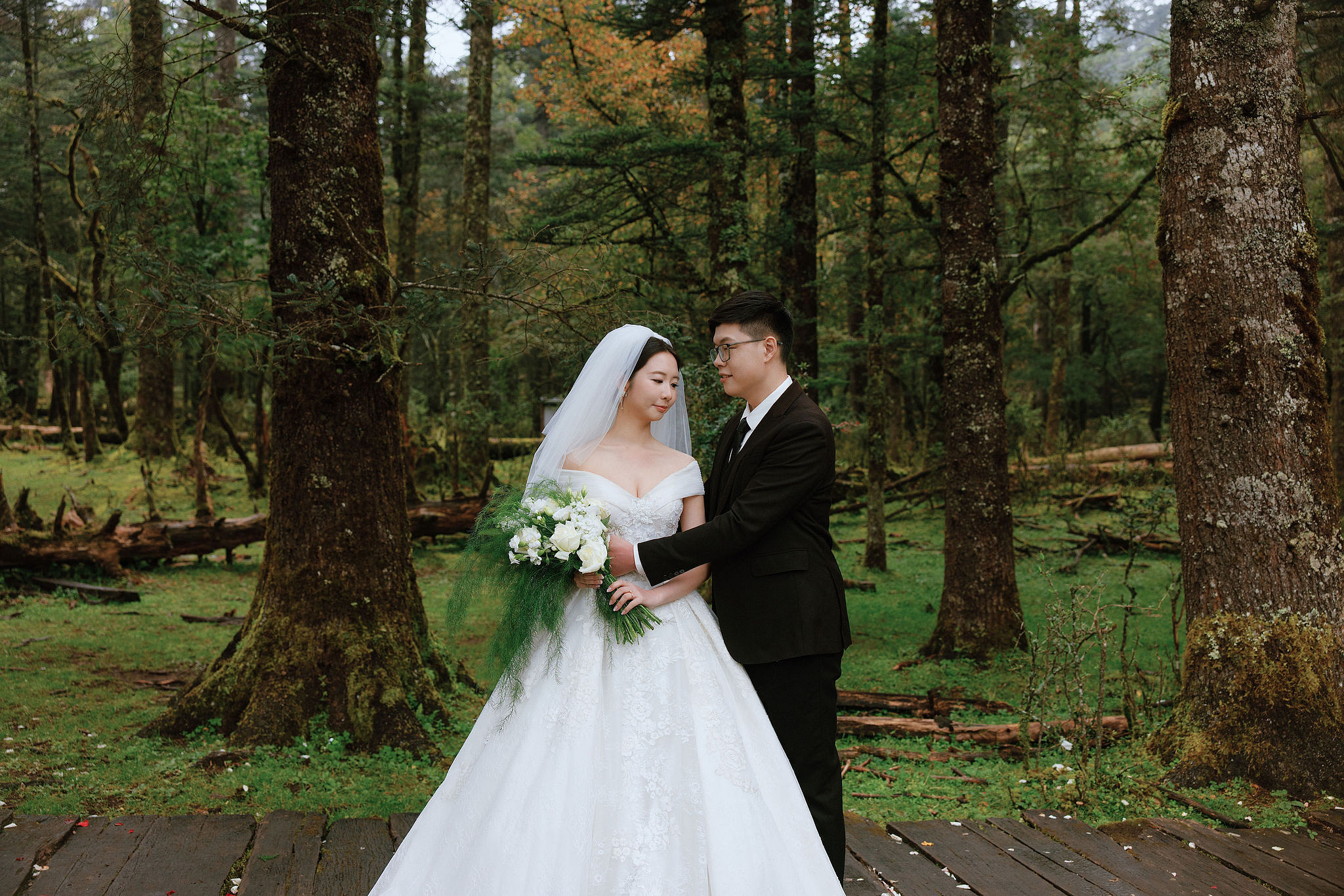 Lijiang, Yunnan Pre-Wedding Photoshoot | Spruce Meadow, Blue Moon Valley, Yulong Snow Mountain & Shuhe Ancient Town at Spruce Meadow pre-wedding photo