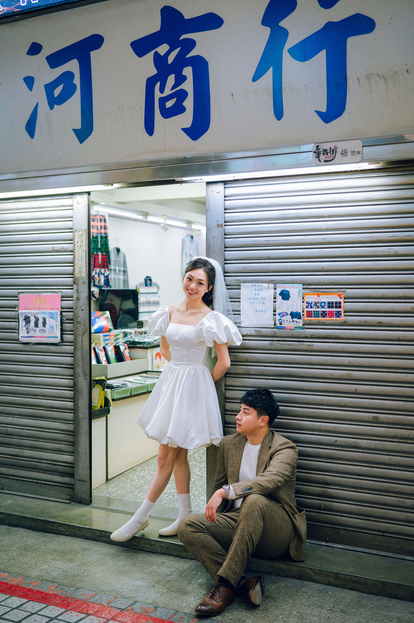 Taiwan Pre-Wedding Photoshoot | Dadaocheng, Nanjing Road & Huaxi Street at Huaxi Street pre-wedding photo