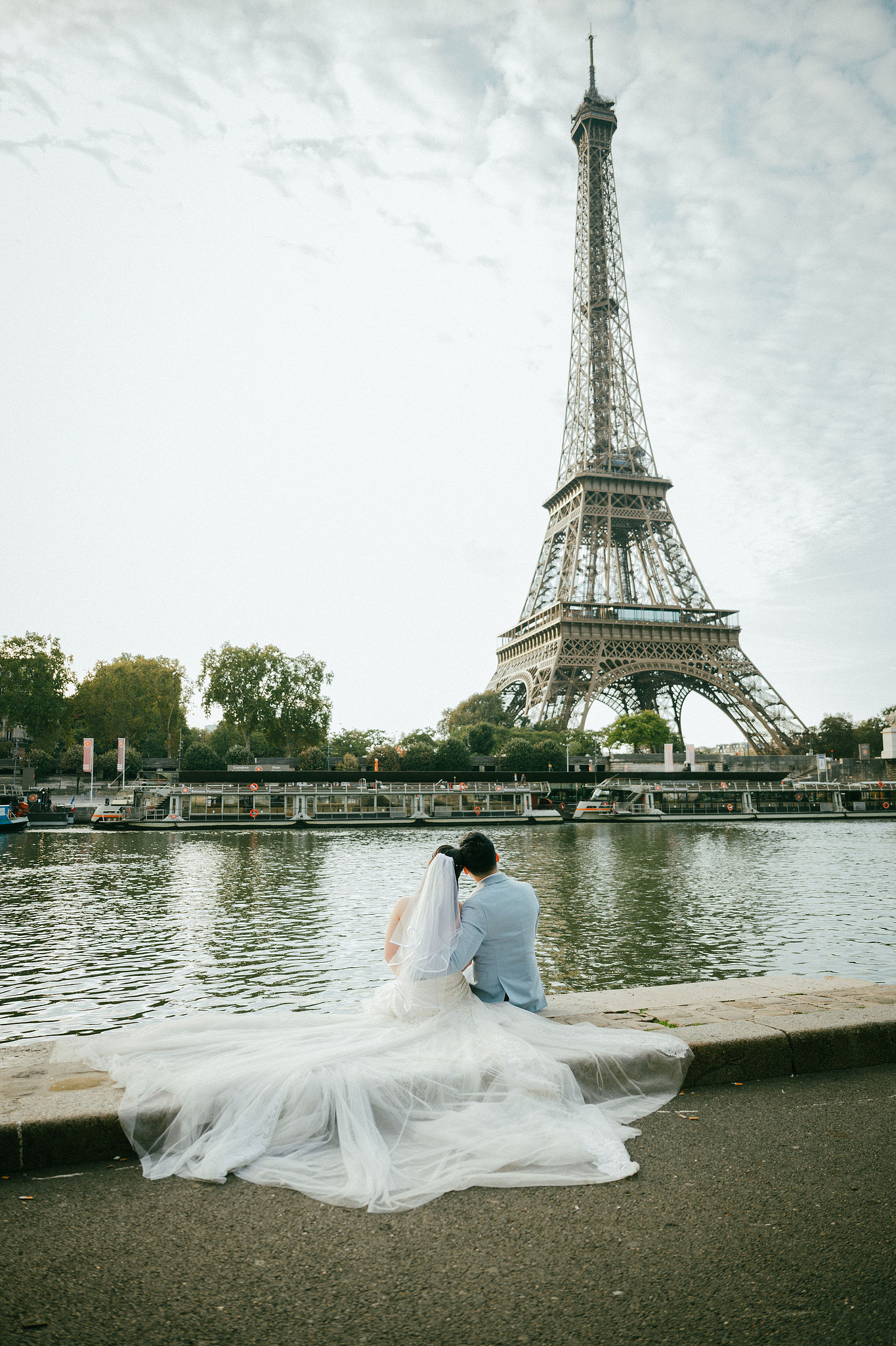 Paris Pre-Wedding Photoshoot | Trocadéro, Vintage Car, Parisian Café, Paris Rooftop & Louvre at Place du Trocadéro pre-wedding photo