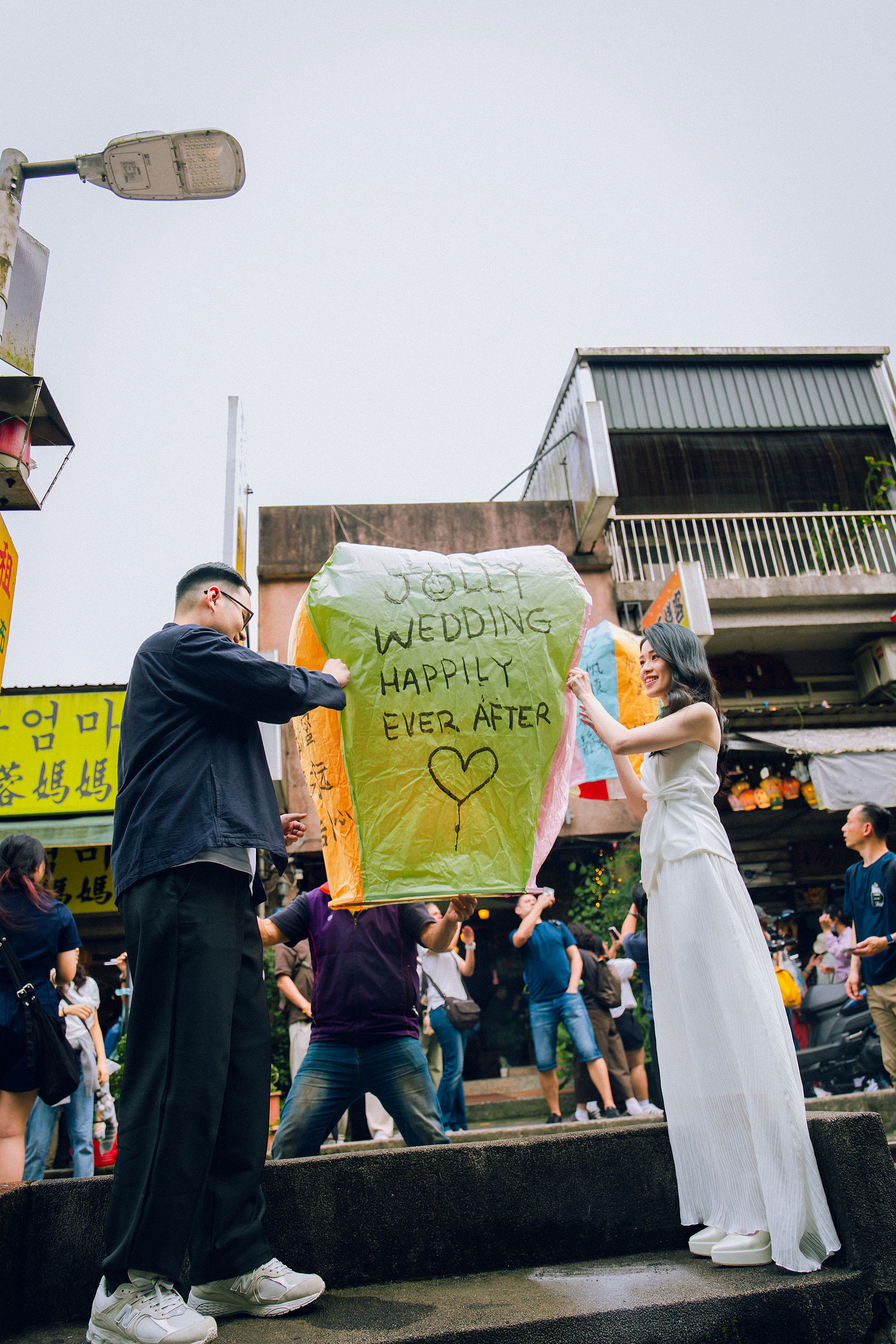 Taiwan Pre-Wedding Photoshoot | Dadaocheng, Shifen & Jiufen at Shifen pre-wedding photo