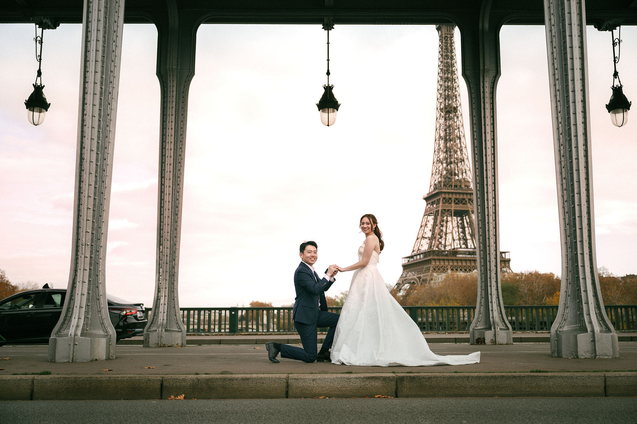 Paris Sunrise Pre-Wedding Photoshoot | Place du Trocadéro, Louvre, Parisian Café & Bir-Hakeim Bridge 巴黎日出婚紗攝影｜特羅卡德羅廣場、羅浮宮、巴黎咖啡館與比爾阿克姆橋 at Bir-Hakeim Bridge pre-wedding photo