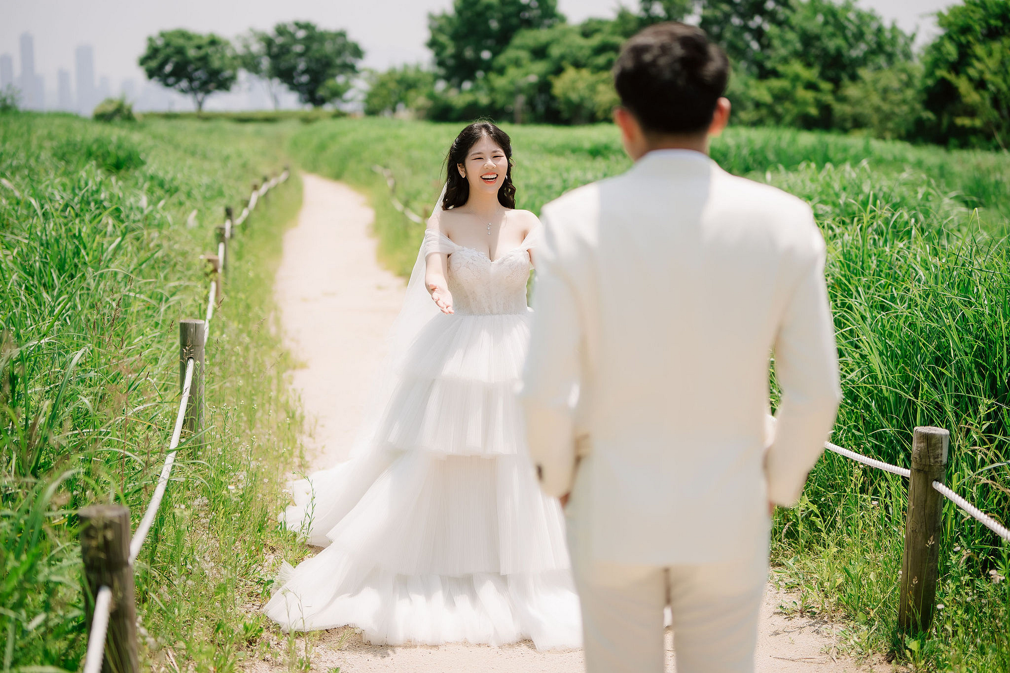 Seoul Pre-Wedding Photoshoot | Haneul Park, Yonsei University & Yeonnam-dong at Haneul Park pre-wedding photo