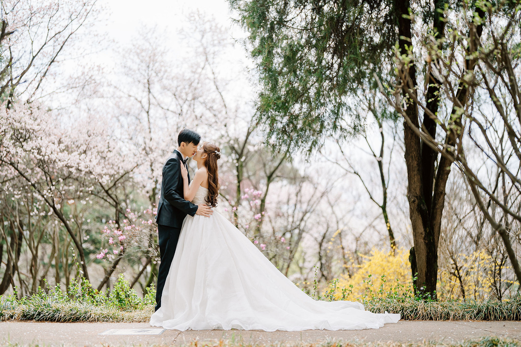 Seoul Pre-Wedding Photoshoot | Yongsan Park, Yonsei University & Kyung Hee University at Yongsan Park pre-wedding photo