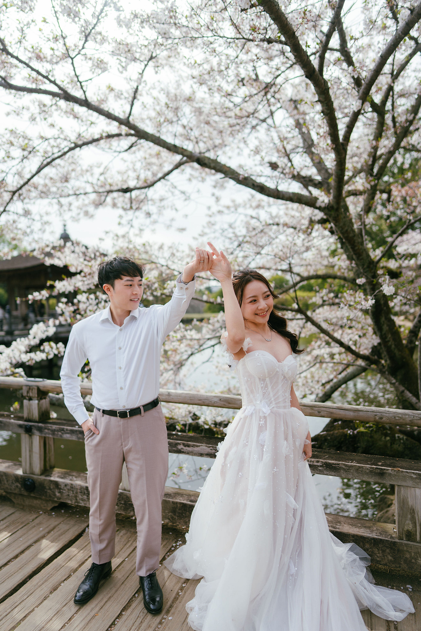 Kyoto Pre-Wedding Photoshoot | Fushimi Inari, Nara Deer Park & Mt. Wakakusa at Nara Deer Park pre-wedding photo