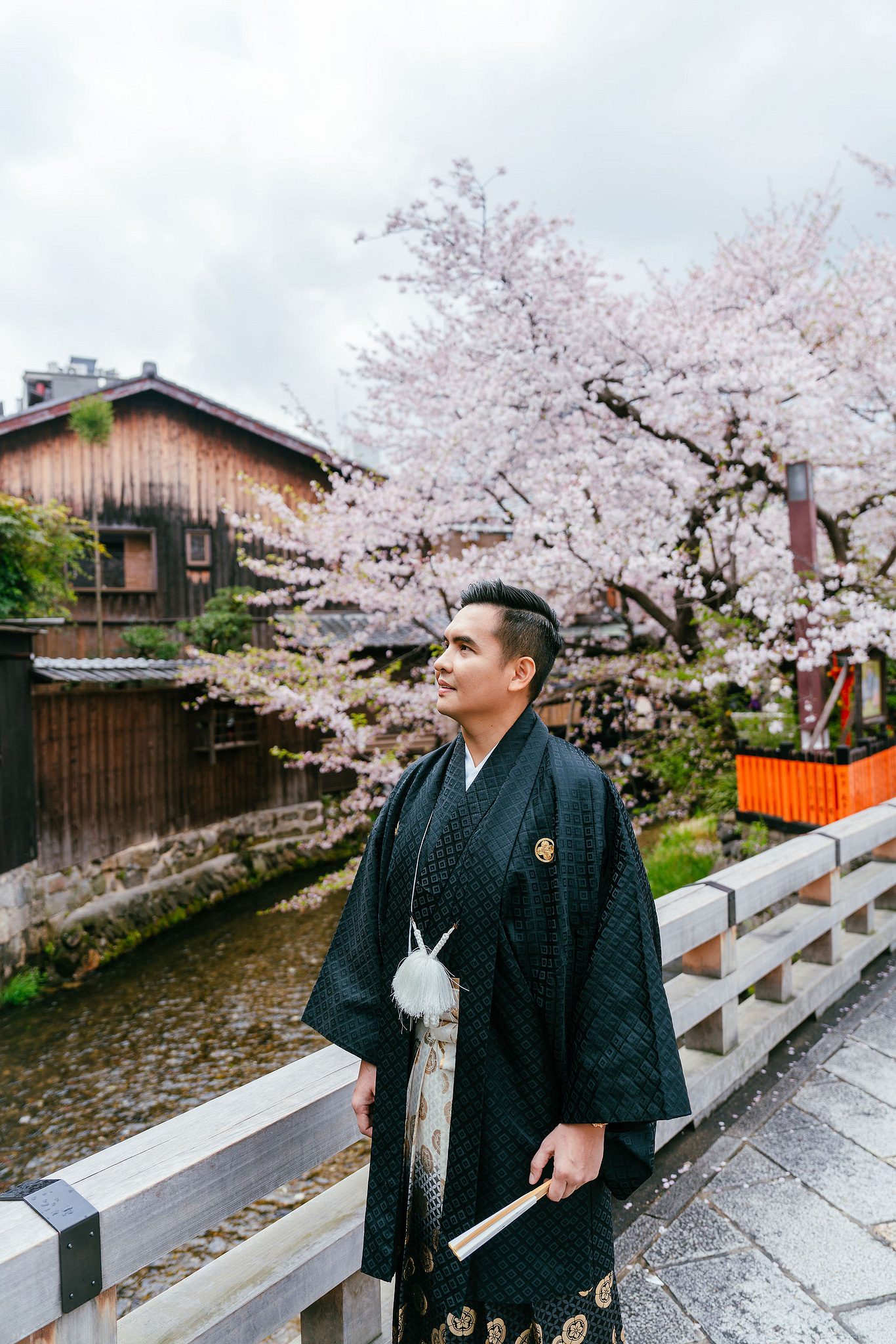 Kyoto Pre-Wedding Photoshoot | Gion Canal, Ninenzaka & Mount Wakakusa at Gion Shirakawa Canal pre-wedding photo