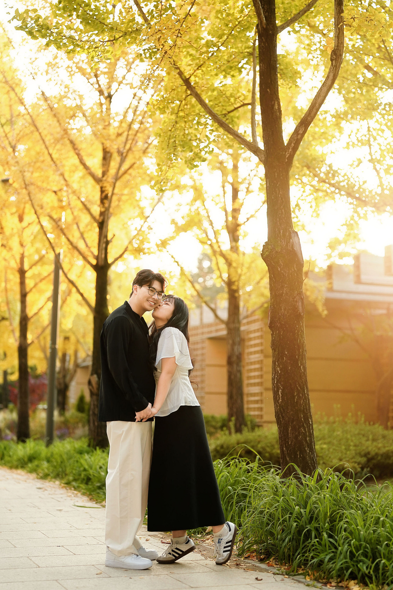 Seoul Pre-Wedding Photoshoot | Muhly Park, Seoul Forest & Cafe Street` at Cafe Street pre-wedding photo