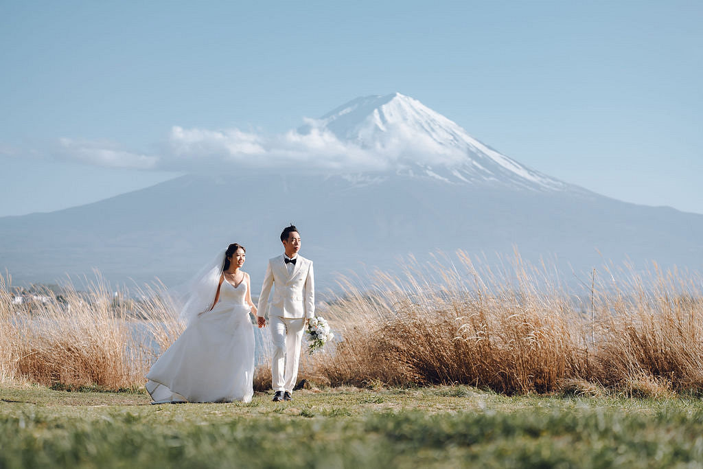 Tokyo & Mt Fuji Pre-Wedding Photoshoot | Mt Fuji Shrine, Chureito Pagoda & Lake Kawaguchiko at Lake Kawaguchiko pre-wedding photo