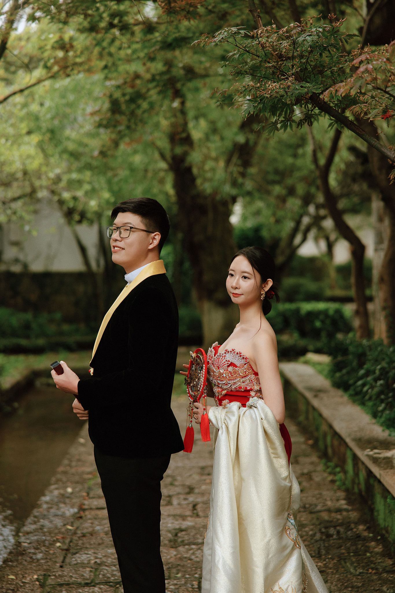 Lijiang, Yunnan Pre-Wedding Photoshoot | Spruce Meadow, Blue Moon Valley, Yulong Snow Mountain & Shuhe Ancient Town at Shuhe Ancient Town pre-wedding photo