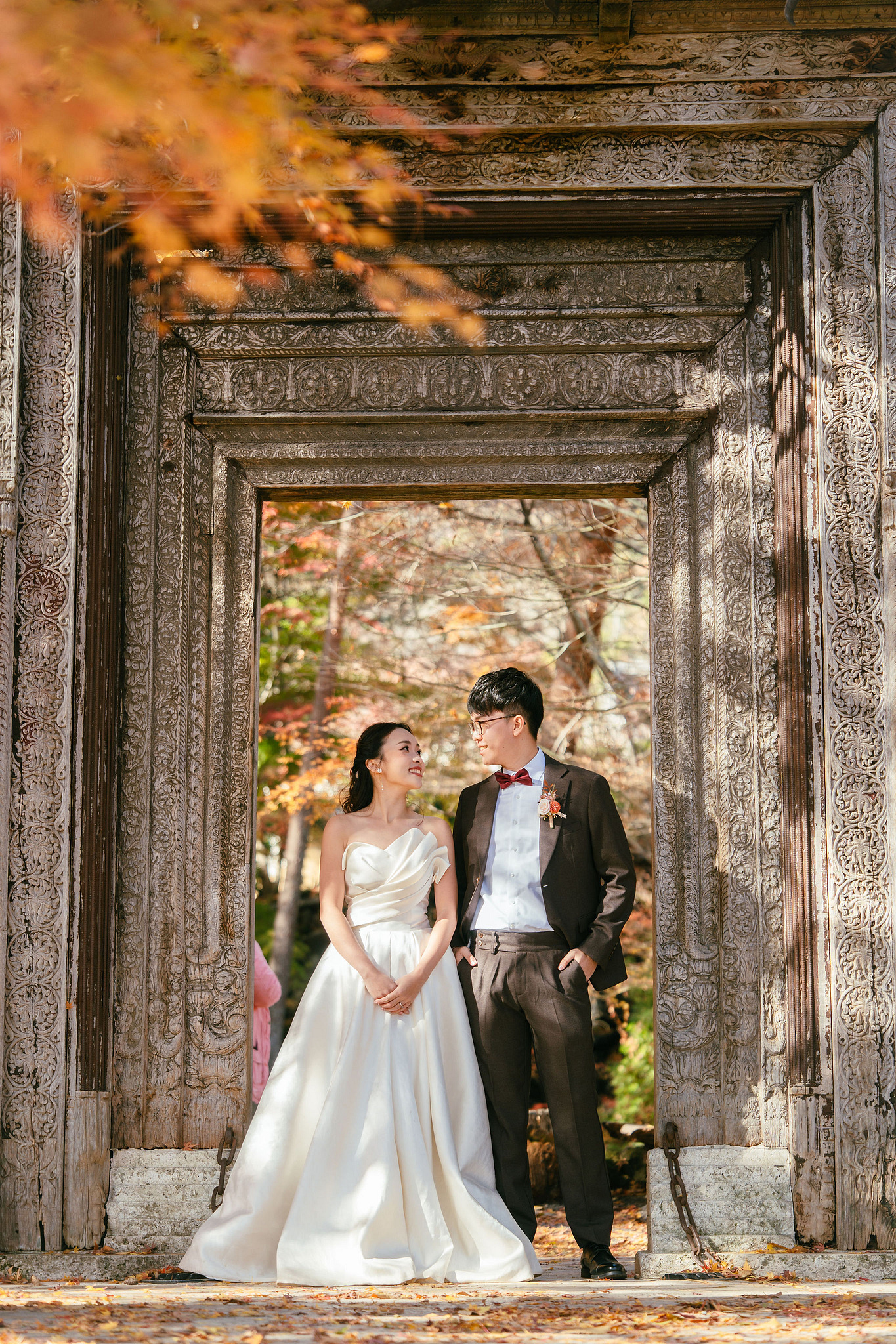 Tokyo & Mt Fuji Pre-Wedding Photoshoot | Asakusa Temple, Maple Corridor, Susuki Fields & Lake Kawaguchiko at Maple Corridor pre-wedding photo