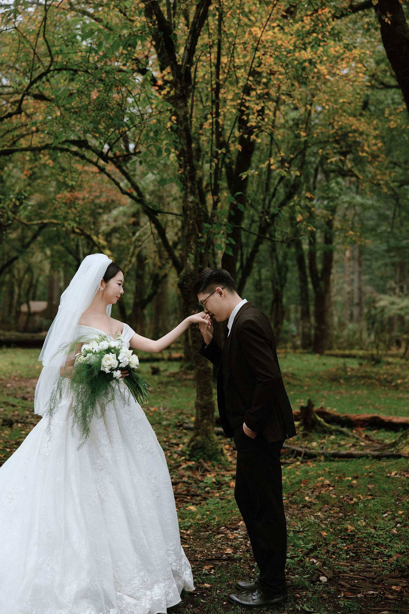 Lijiang, Yunnan Pre-Wedding Photoshoot | Spruce Meadow, Blue Moon Valley, Yulong Snow Mountain & Shuhe Ancient Town at Spruce Meadow pre-wedding photo