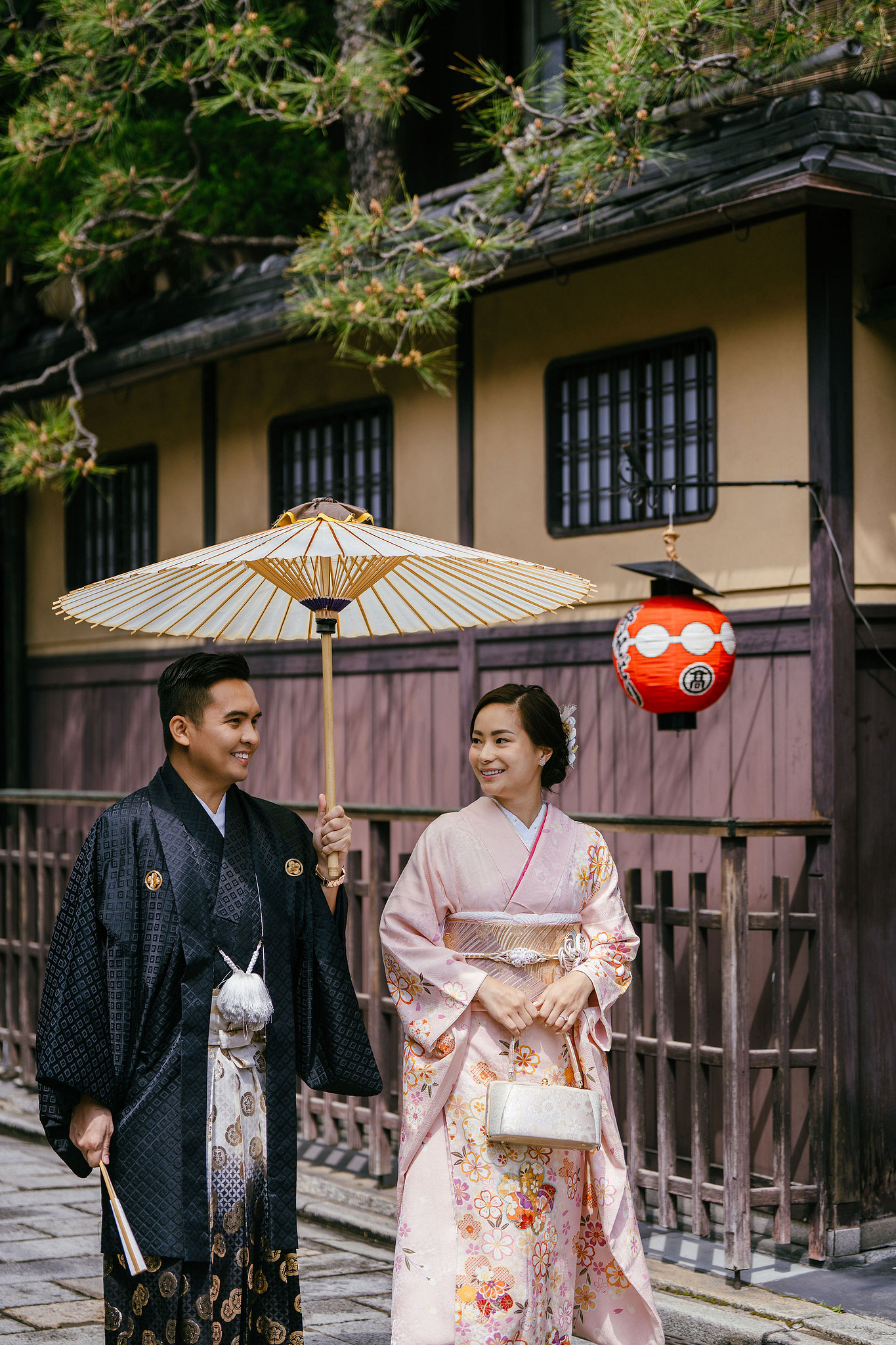 Kyoto Pre-Wedding Photoshoot | Gion Canal, Ninenzaka & Mount Wakakusa at Gion Shirakawa Canal pre-wedding photo