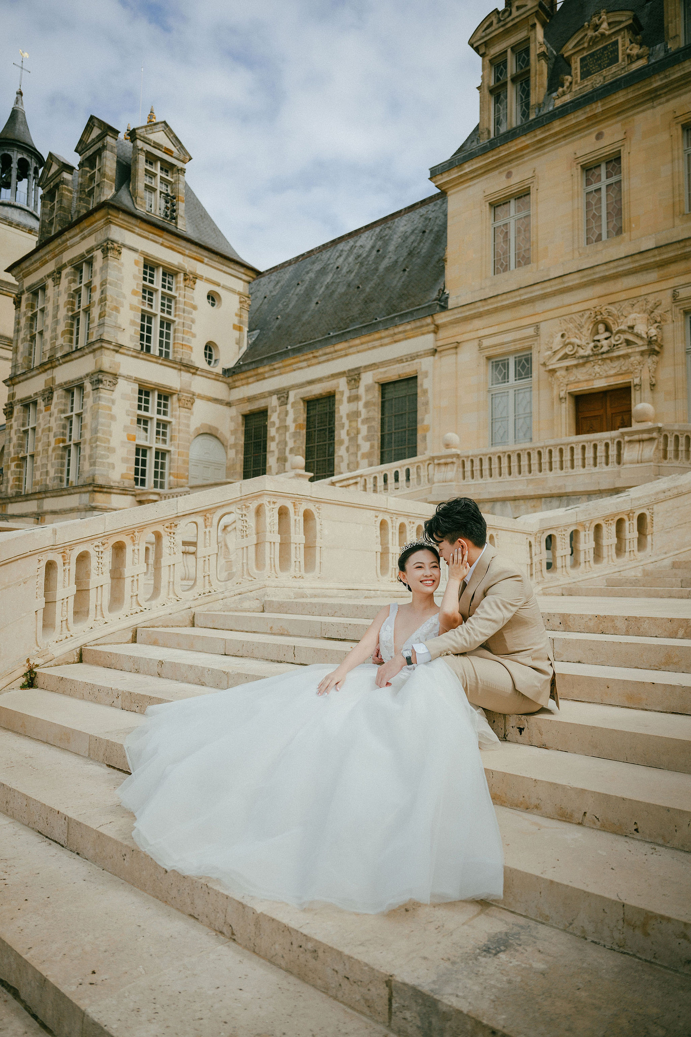 Paris Pre-Wedding Photoshoot | Bir-Hakeim Bridge, Paris Streets & Château de Fontainebleau at Château de Fontainebleau pre-wedding photo