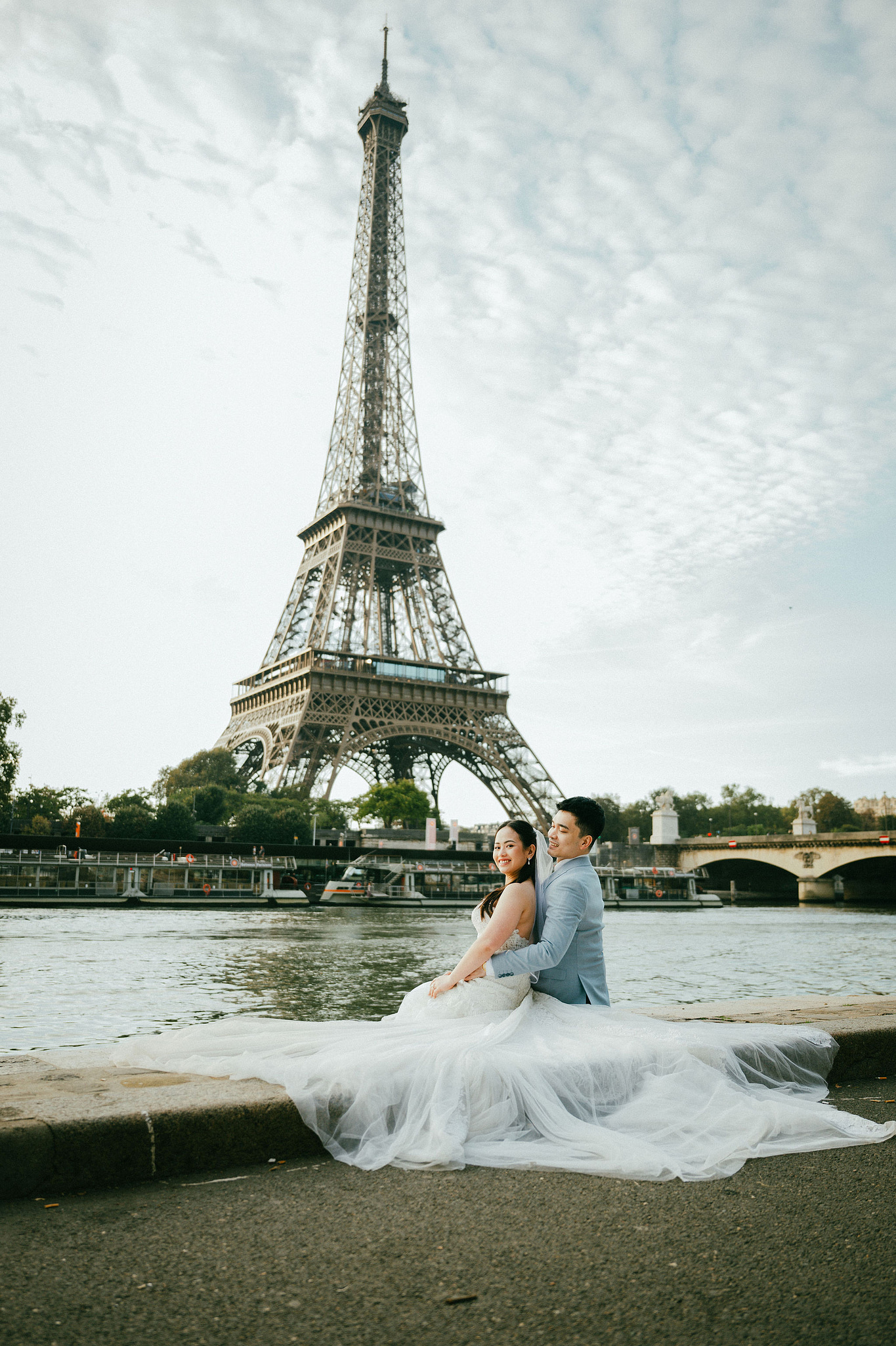 Paris Pre-Wedding Photoshoot | Trocadéro, Vintage Car, Parisian Café, Paris Rooftop & Louvre at Place du Trocadéro pre-wedding photo