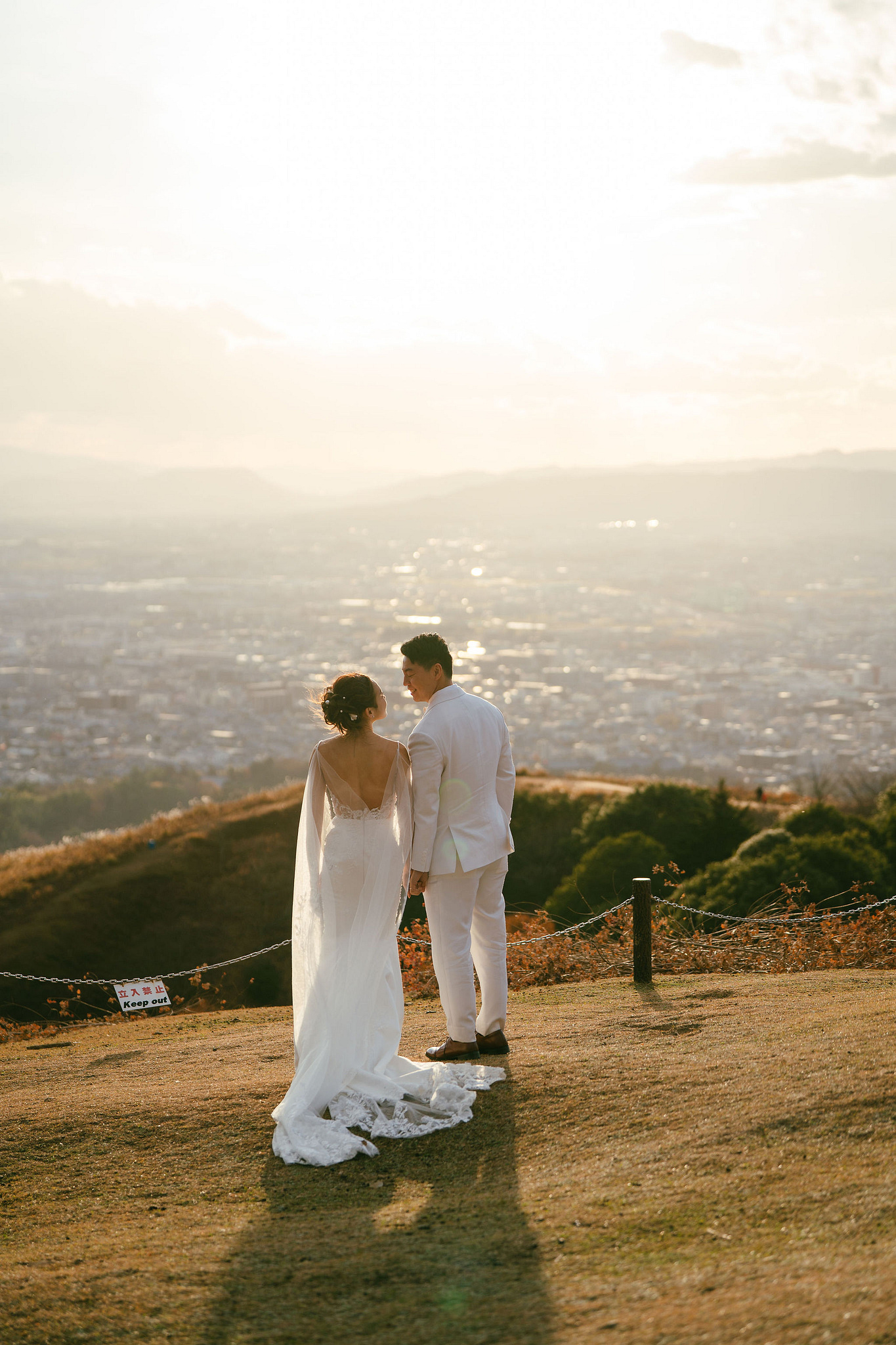 Kyoto Pre-Wedding Photoshoot | Ninenzaka, Nara Deer Park & Mt. Wakakusa at Mt. Wakakusa pre-wedding photo