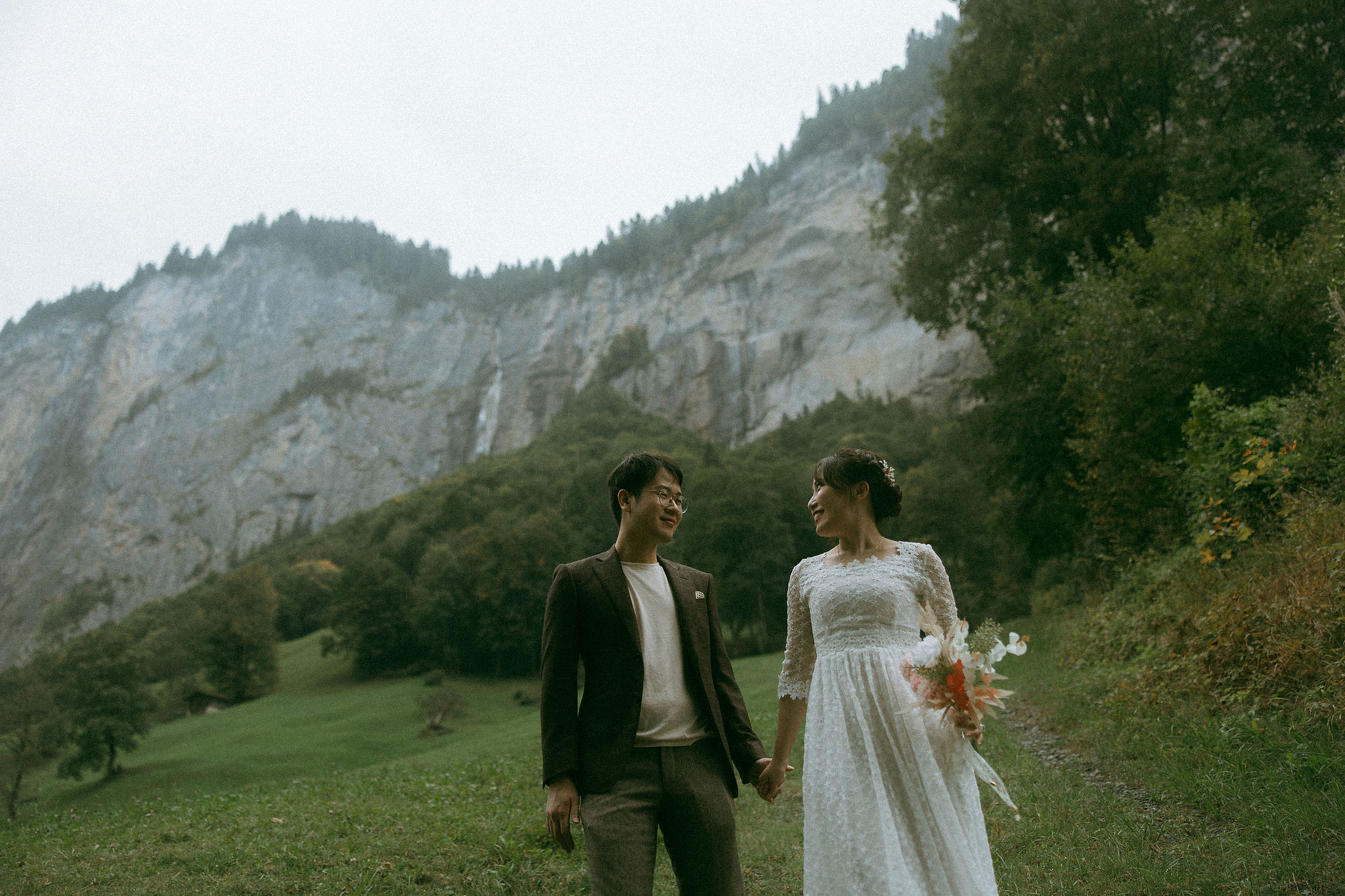 Switzerland Honeymoon Photoshoot Lucerne City Grindelwald First Cliff Lauterbrunnen Village at Lauterbrunnen pre-wedding photo
