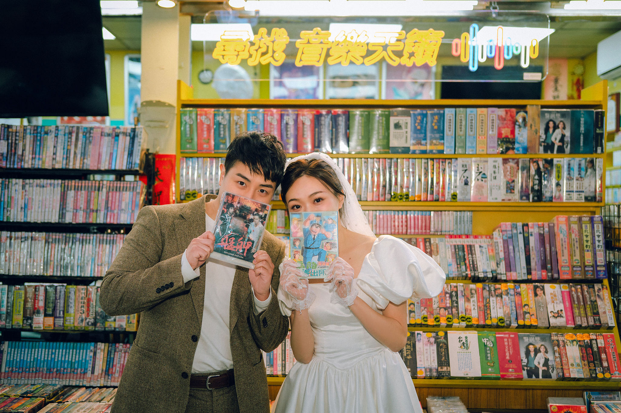 Taiwan Pre-Wedding Photoshoot | Dadaocheng, Nanjing Road & Huaxi Street at Huaxi Street pre-wedding photo