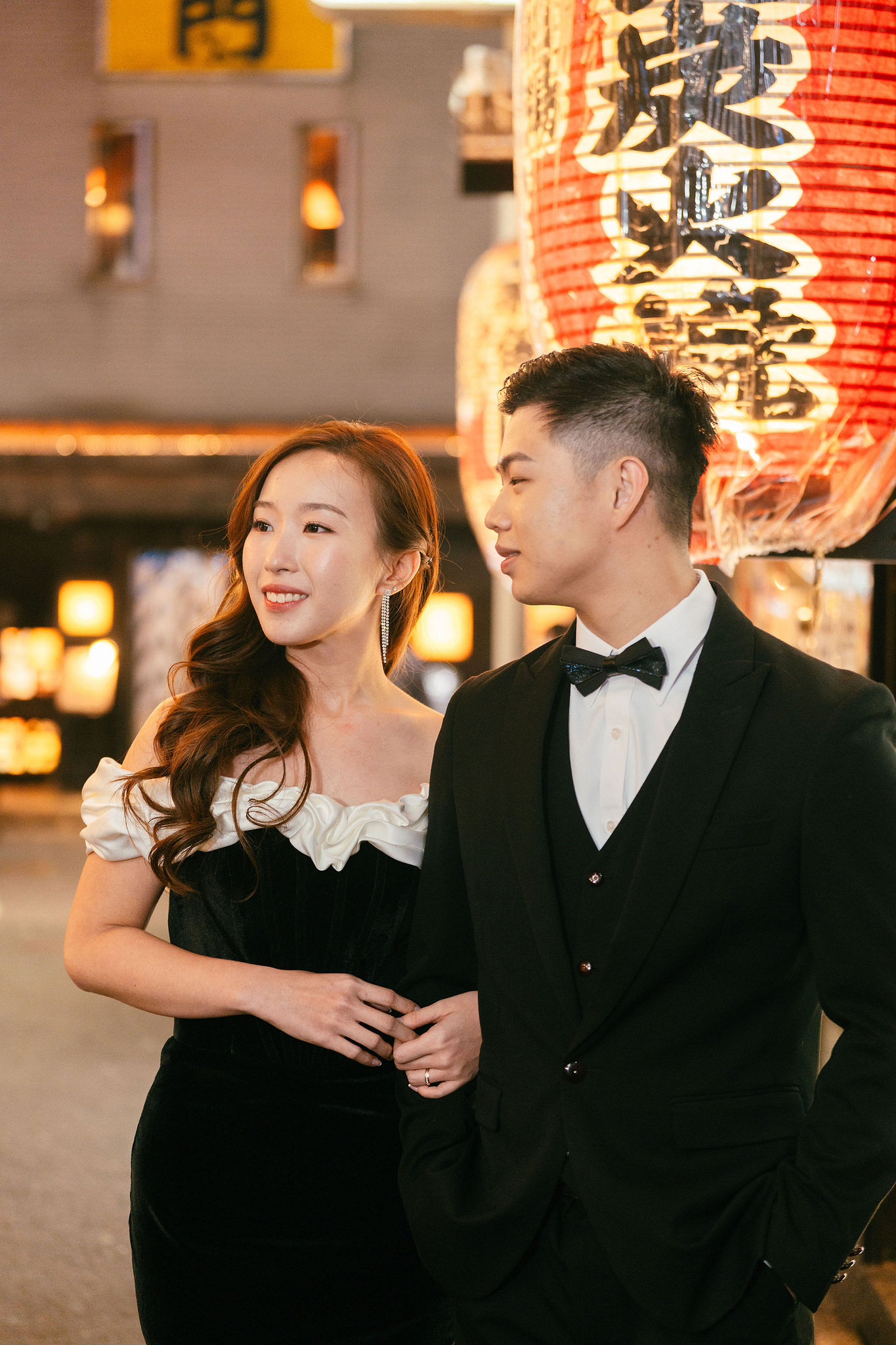 Tokyo & Mt Fuji Pre-Wedding Photoshoot | Maple Corridor, Lake Kawaguchiko & Shibuya Crossing at Shibuya Crossing pre-wedding photo