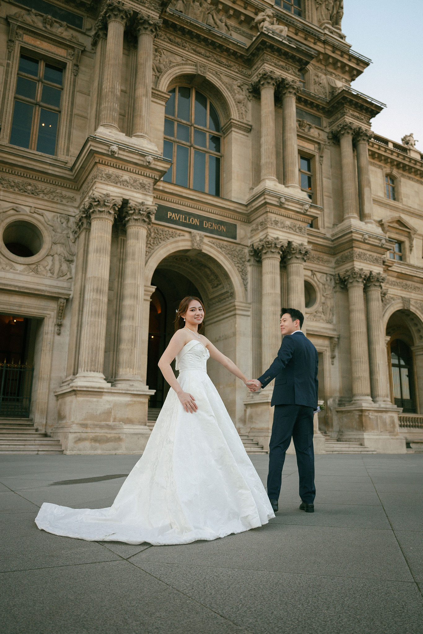 Paris Sunrise Pre-Wedding Photoshoot | Place du Trocadéro, Louvre, Parisian Café & Bir-Hakeim Bridge 巴黎日出婚紗攝影｜特羅卡德羅廣場、羅浮宮、巴黎咖啡館與比爾阿克姆橋 at Louvre pre-wedding photo