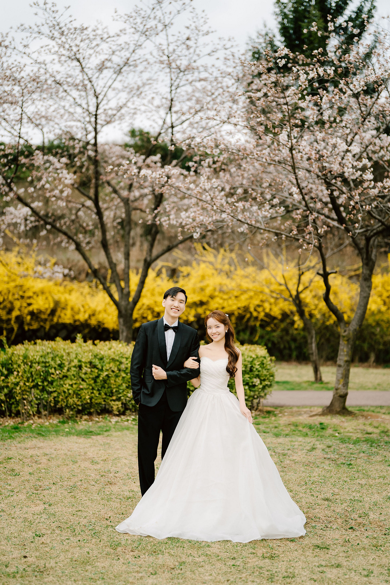 Seoul Pre-Wedding Photoshoot | Yongsan Park, Yonsei University & Kyung Hee University at Yongsan Park pre-wedding photo