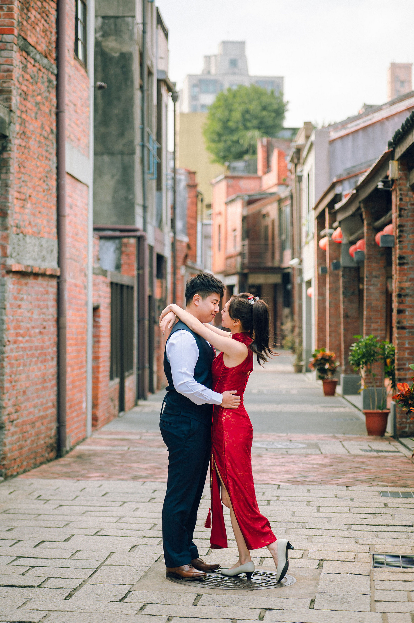 Taiwan Pre-Wedding Photoshoot | Dadaocheng, Nanjing Road & Huaxi Street at Nanjing Road pre-wedding photo