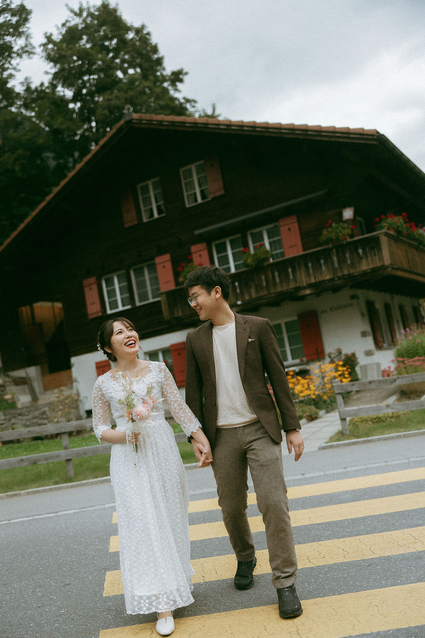 Switzerland Honeymoon Photoshoot Lucerne City Grindelwald First Cliff Lauterbrunnen Village at Lauterbrunnen pre-wedding photo