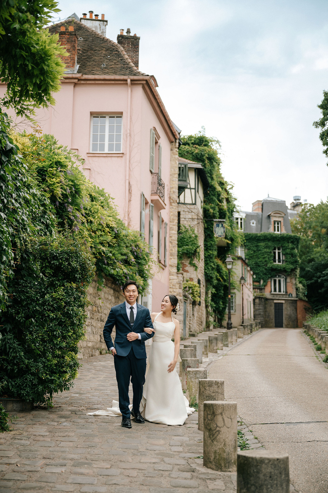 Paris Pre-Wedding Photoshoot | Place du Trocadéro, Bir-Hakeim Bridge, Louvre Pyramid, Tuileries Garden & Montmartre at Montmartre pre-wedding photo
