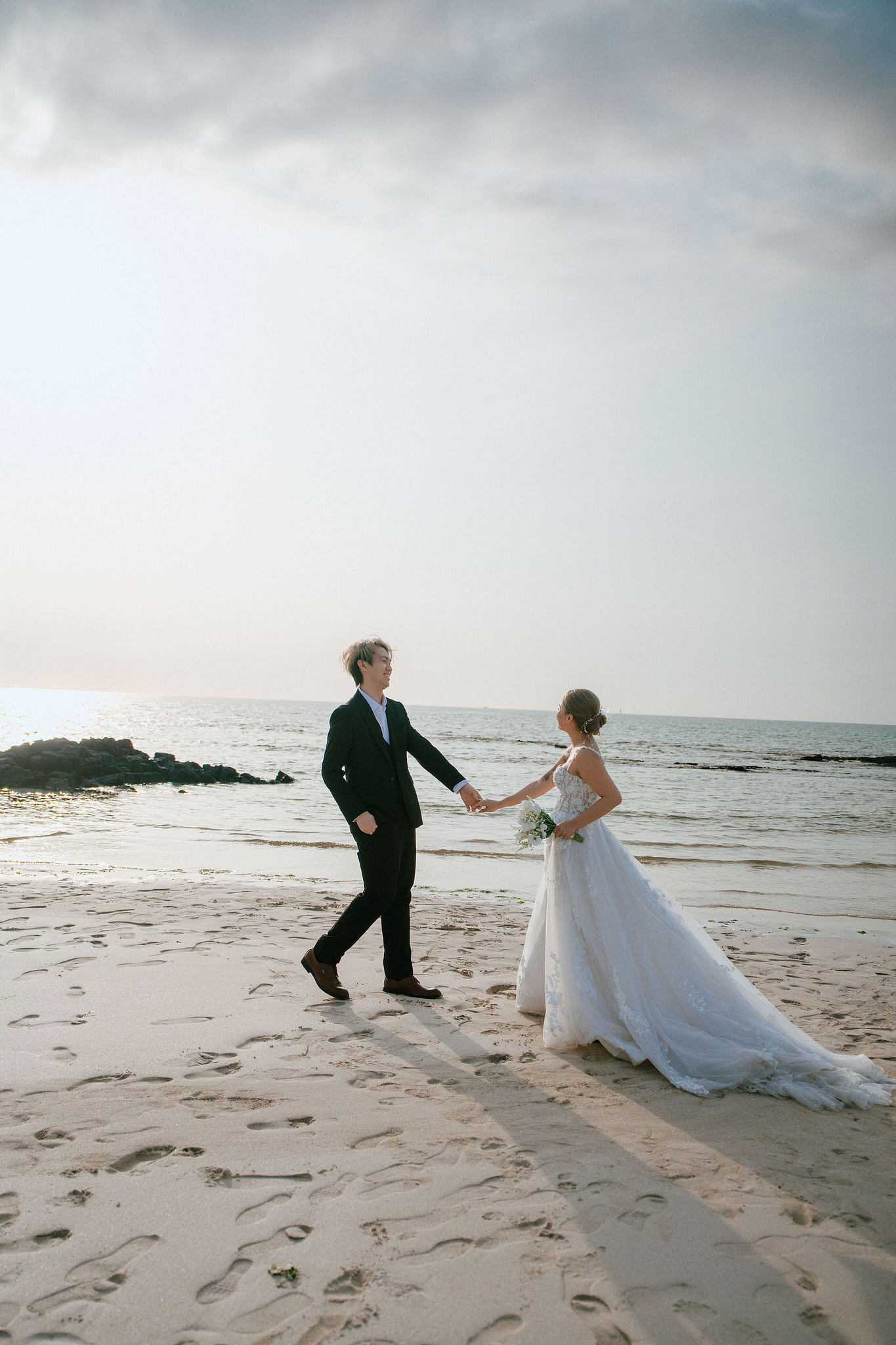 Jeju Pre-Wedding Photoshoot | Sangye-dong Forest, Yerae Ecological Park & Hyeopjae Beach at Hyeopjae Beach pre-wedding photo