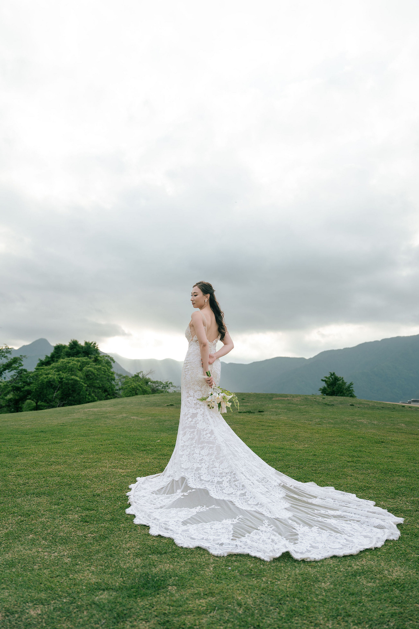 Mt. Fuji Pre-Wedding Photoshoot | Mt. Fuji Village, Oishi Park & Mt. Fuji Park at Mt. Fuji Park pre-wedding photo