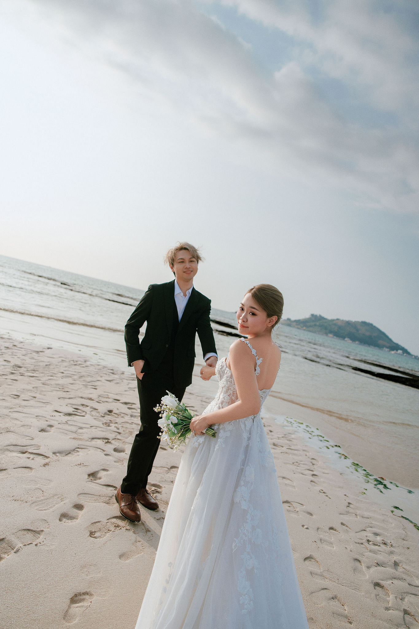 Jeju Pre-Wedding Photoshoot | Sangye-dong Forest, Yerae Ecological Park & Hyeopjae Beach at Hyeopjae Beach pre-wedding photo