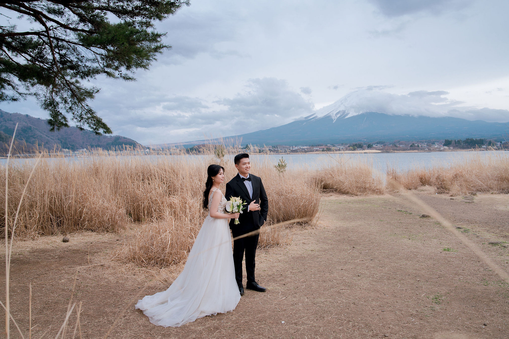 Tokyo & Mt Fuji Pre-Wedding Photoshoot | Senso-Ji Temple, Tokyo Park & Lake Kawaguchiko at Lake Kawaguchiko pre-wedding photo