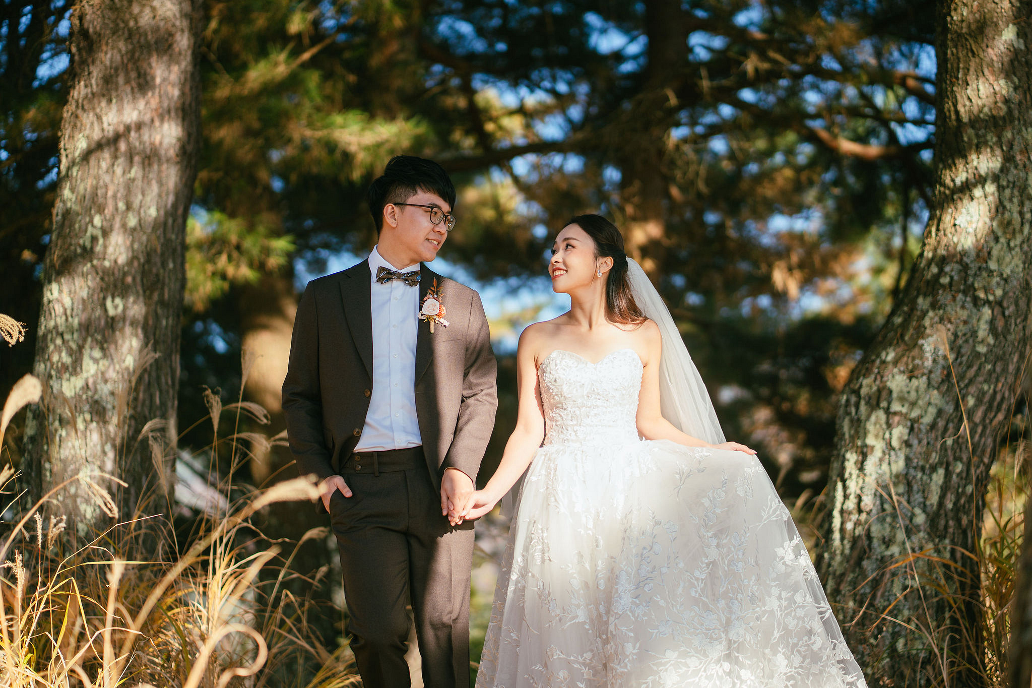 Tokyo & Mt Fuji Pre-Wedding Photoshoot | Asakusa Temple, Maple Corridor, Susuki Fields & Lake Kawaguchiko at Suzuki Fields pre-wedding photo