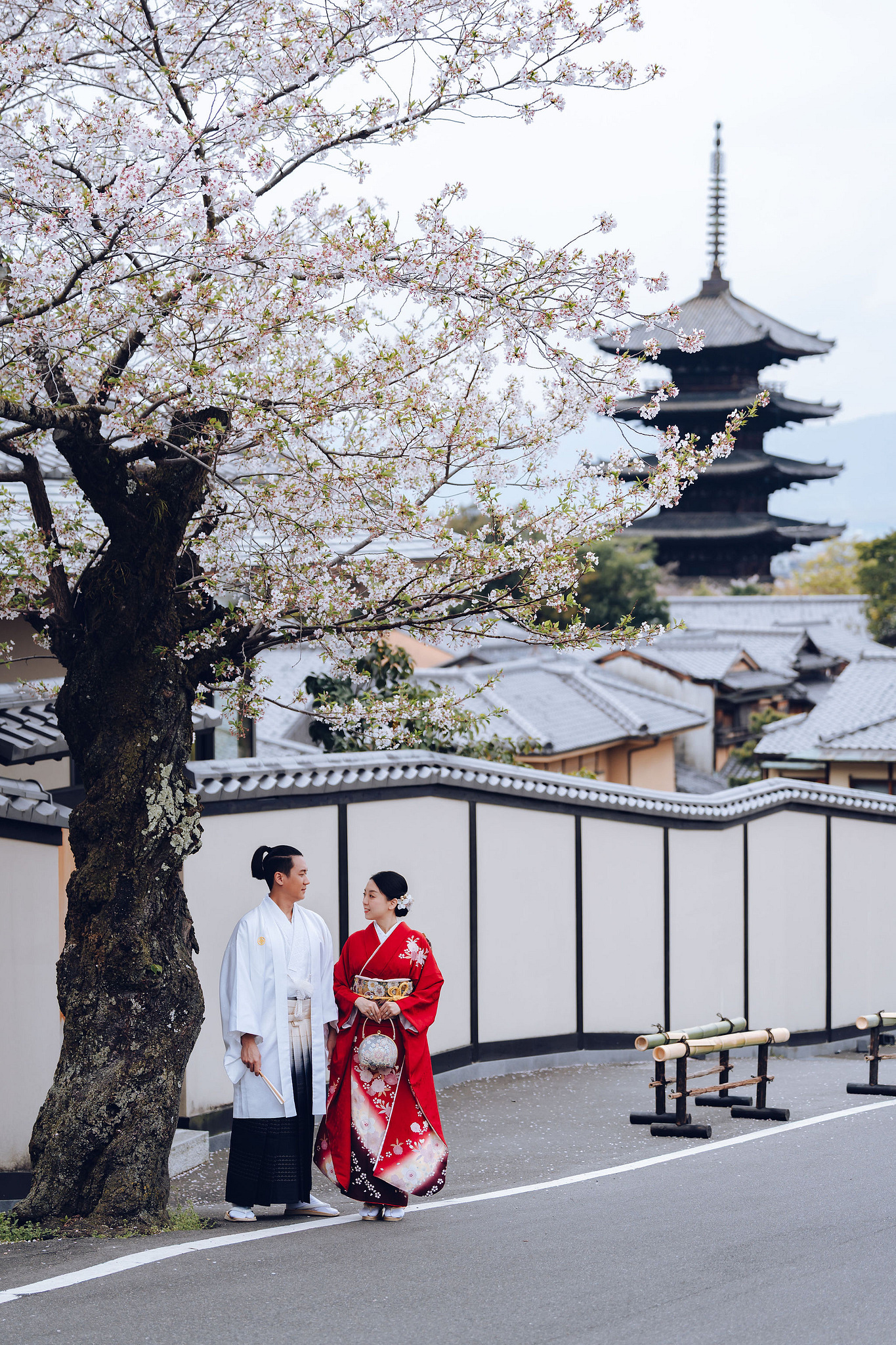 Kyoto Pre-Wedding Photoshoot | Historic Higashiyama Streets, Keage Incline & Nara Park at Higashiyama & Yasaka Pagoda pre-wedding photo